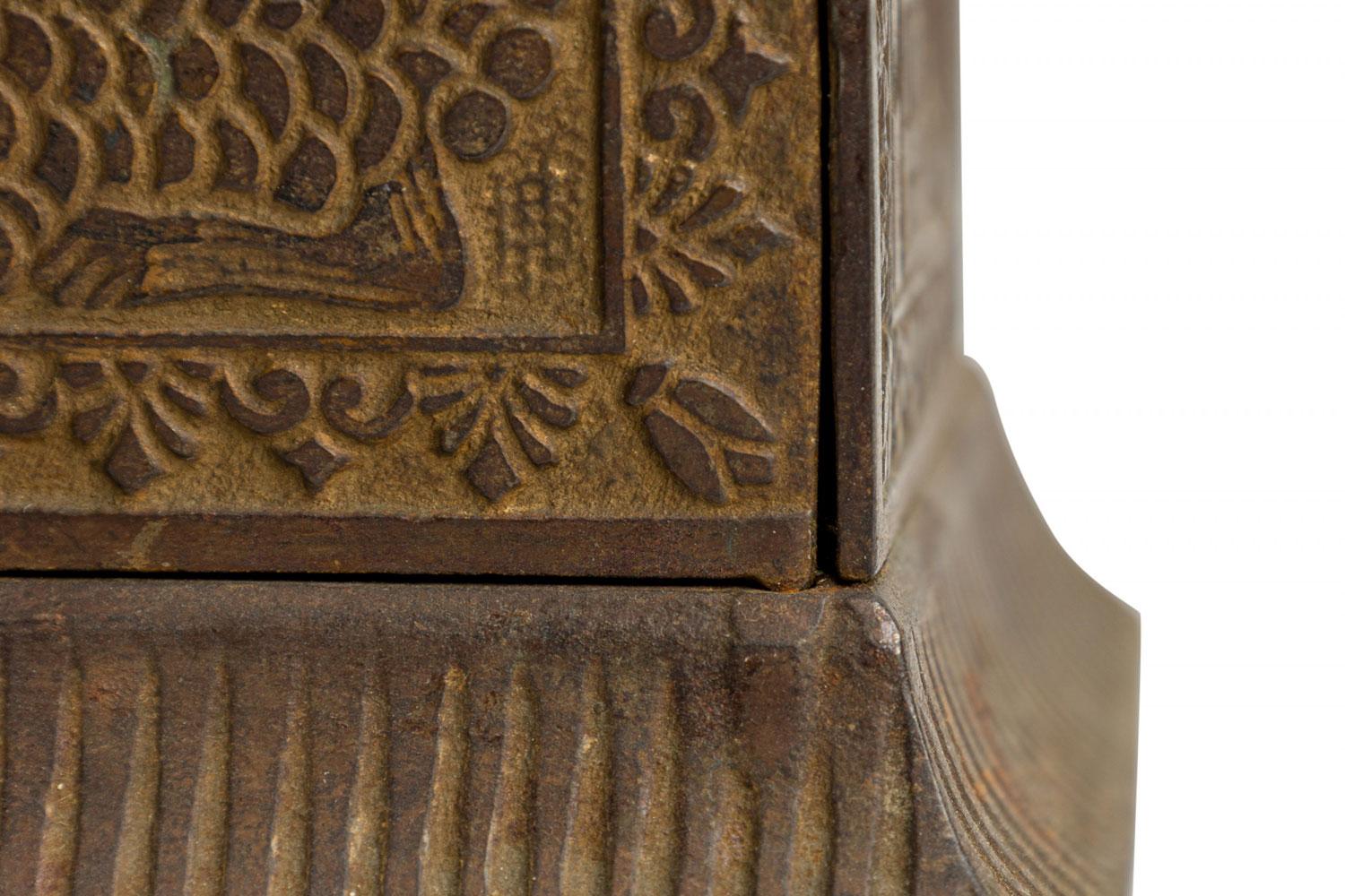 Banca di monete rettangolare antica in metallo fuso con motivi giapponesi in vendita 1