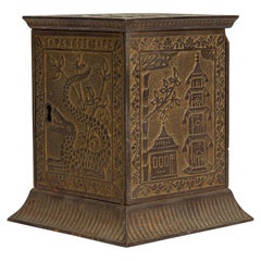 Banca di monete rettangolare antica in metallo fuso con motivi giapponesi