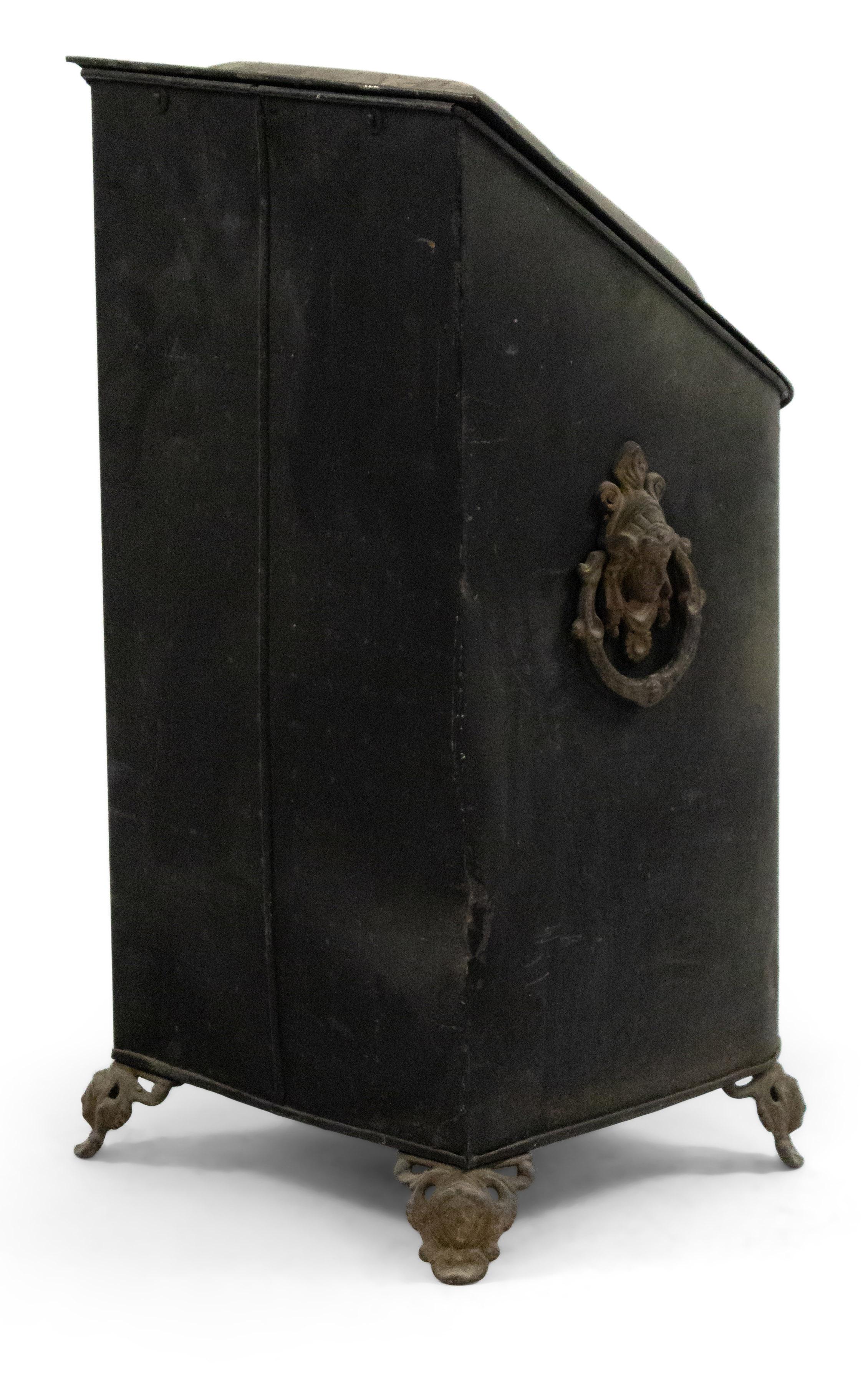 Pays d'Amérique Tole noire Scuttle de charbon Bon état - En vente à Queens, NY