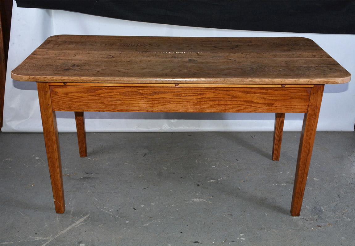 American Country Dining Table In Good Condition In Sheffield, MA