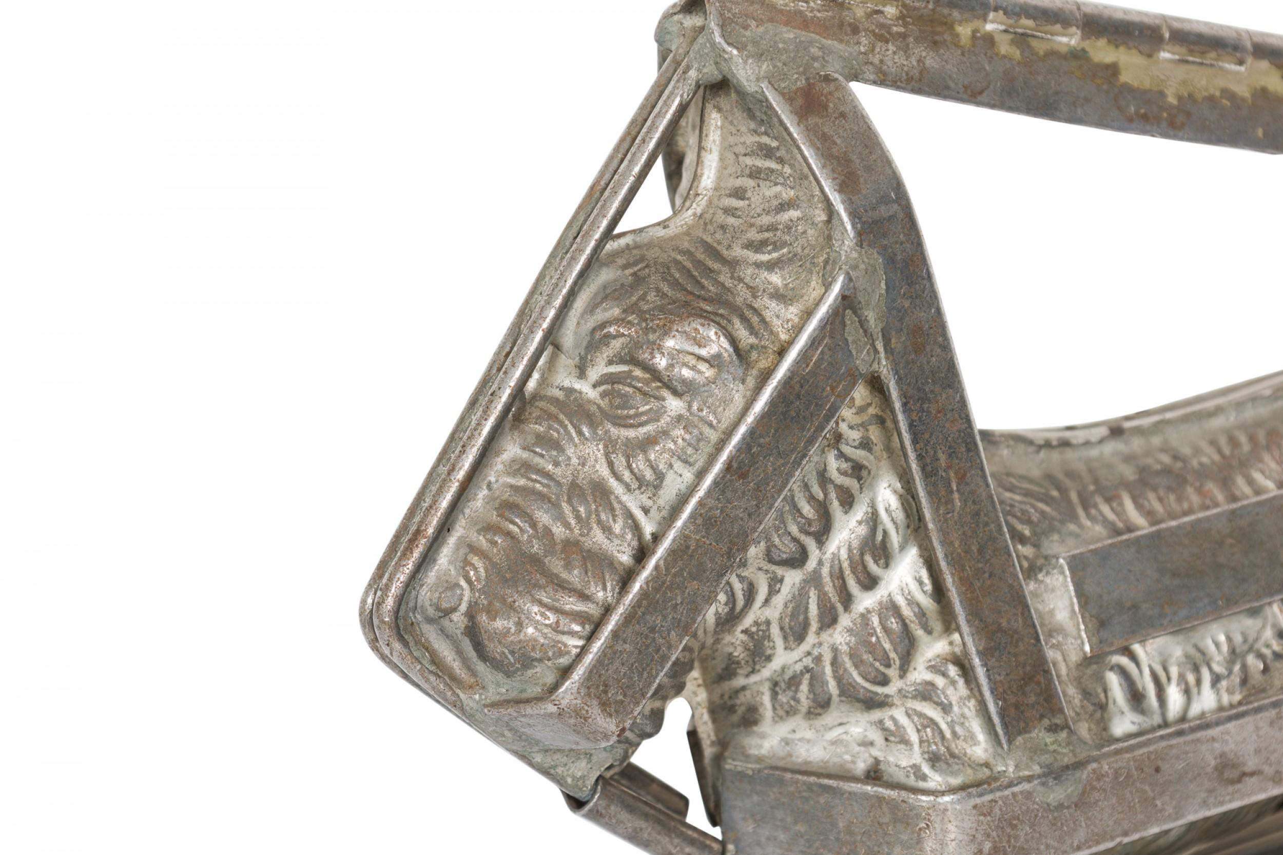 Molde de Chocolate con Forma de Perro American Country siglo XX en venta