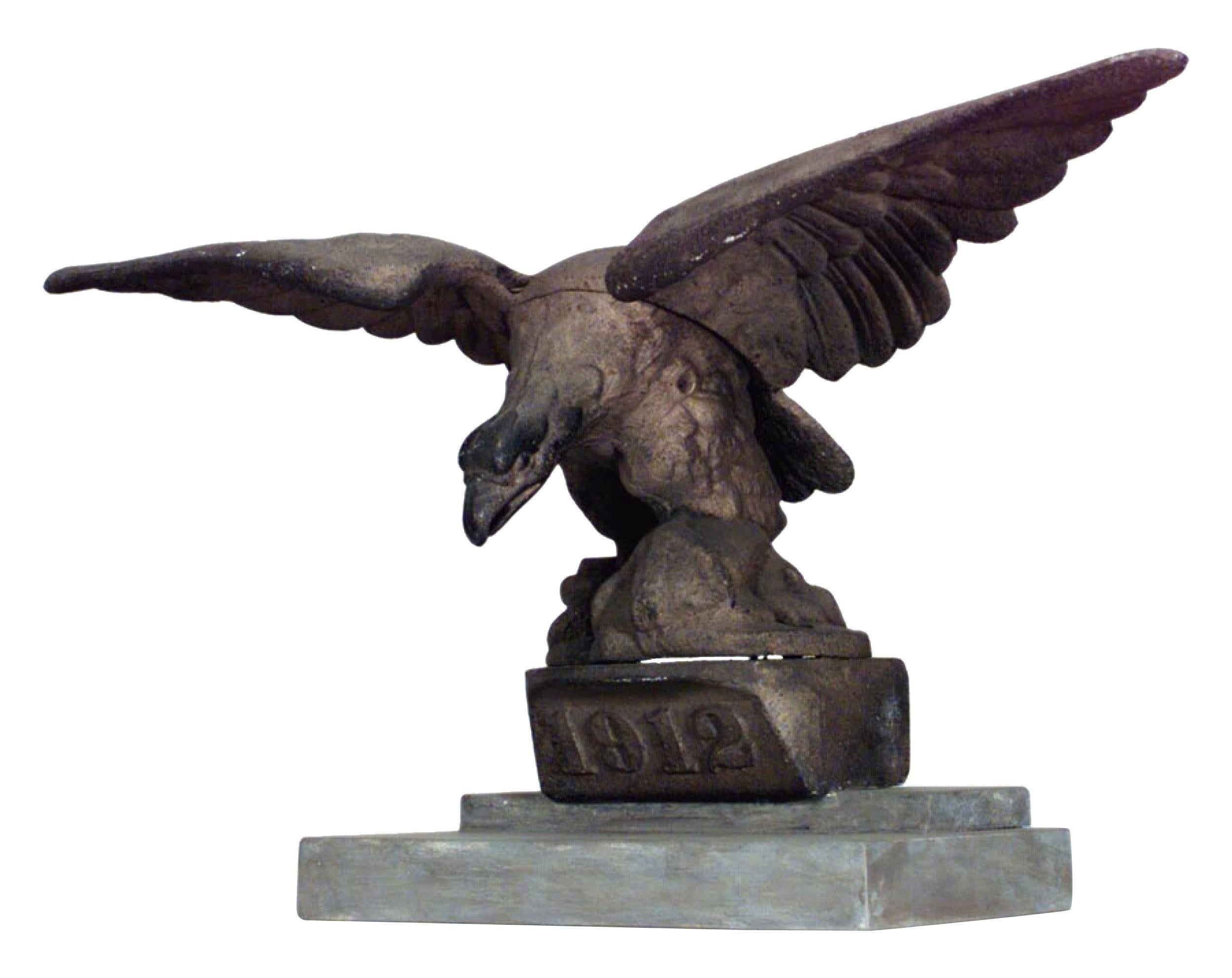 Figura di aquila in ferro dipinta in stile country americano con ali spiegate appollaiata su una base in legno dipinto di grigio (con data 1912)