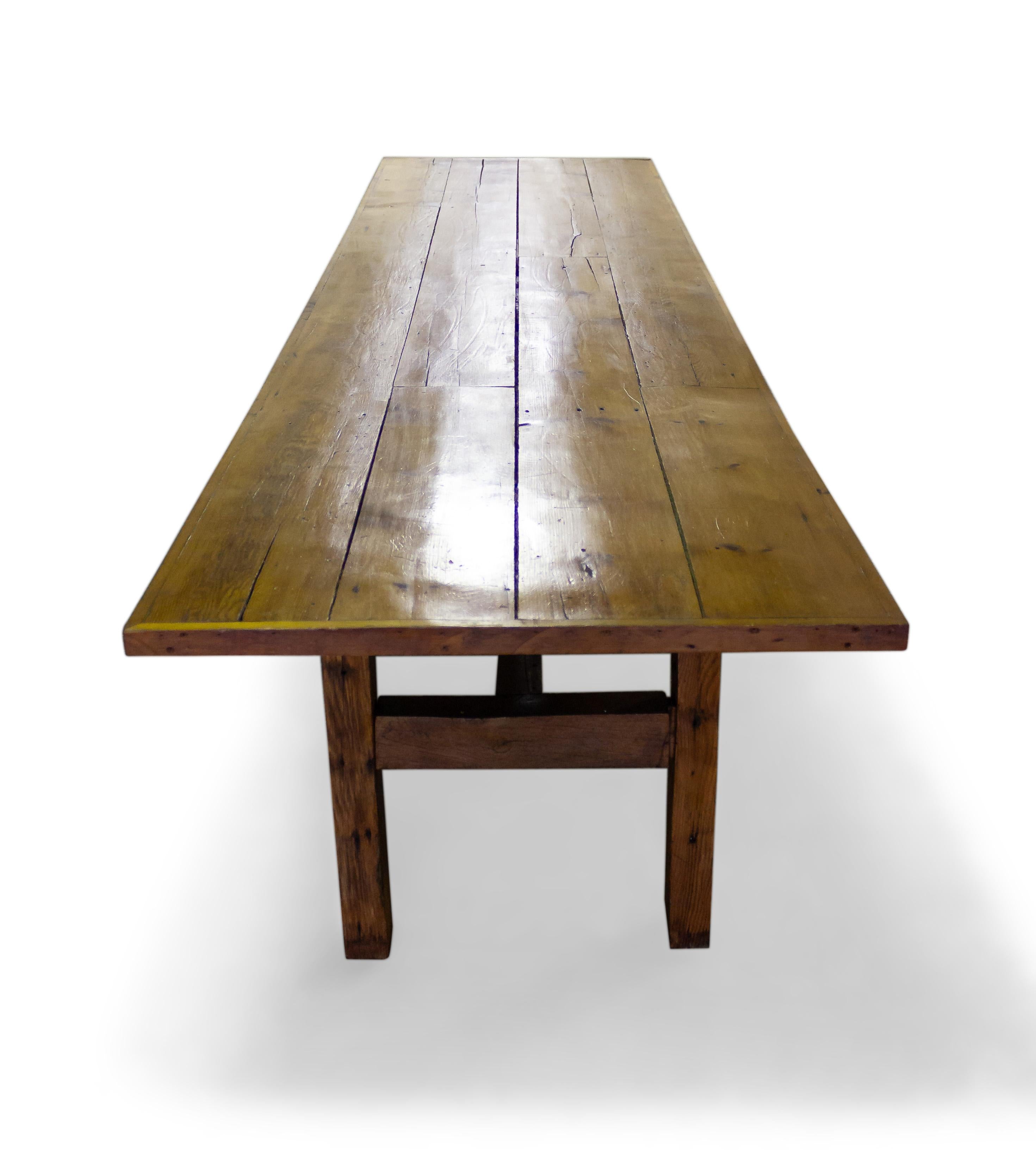 American Country Large Pine Dining Table In Good Condition In New York, NY
