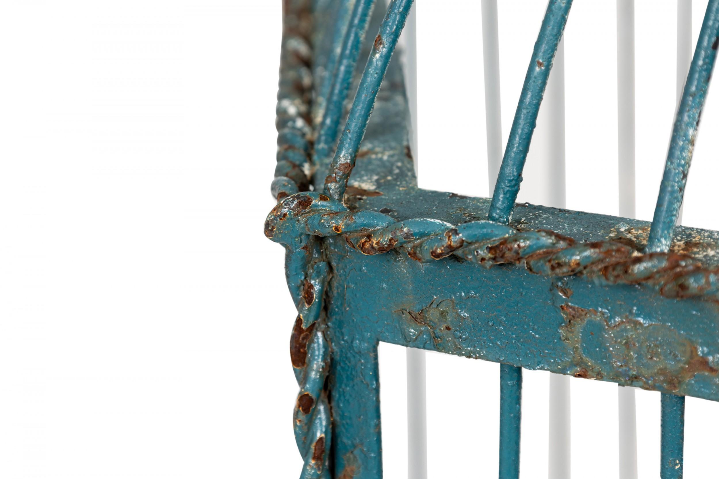 American Country Painted Metal Outdoor Birdcage In Good Condition For Sale In Queens, NY