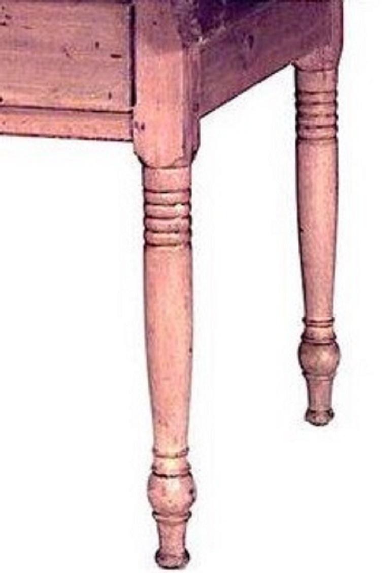 Amerikanischer Landhausstil (19. Jahrhundert), Tisch mit 2 Schubladen und gedrechselten Beinen.
