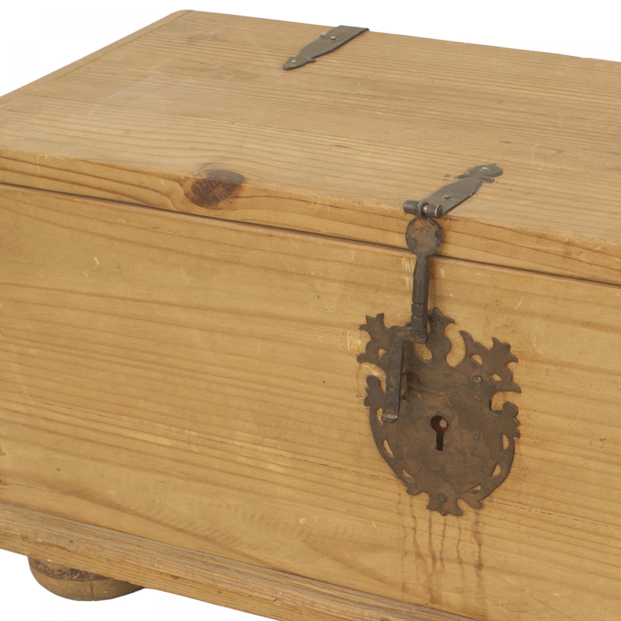Baule da terra in pino American Country (20° secolo) con cinghie in ferro battuto