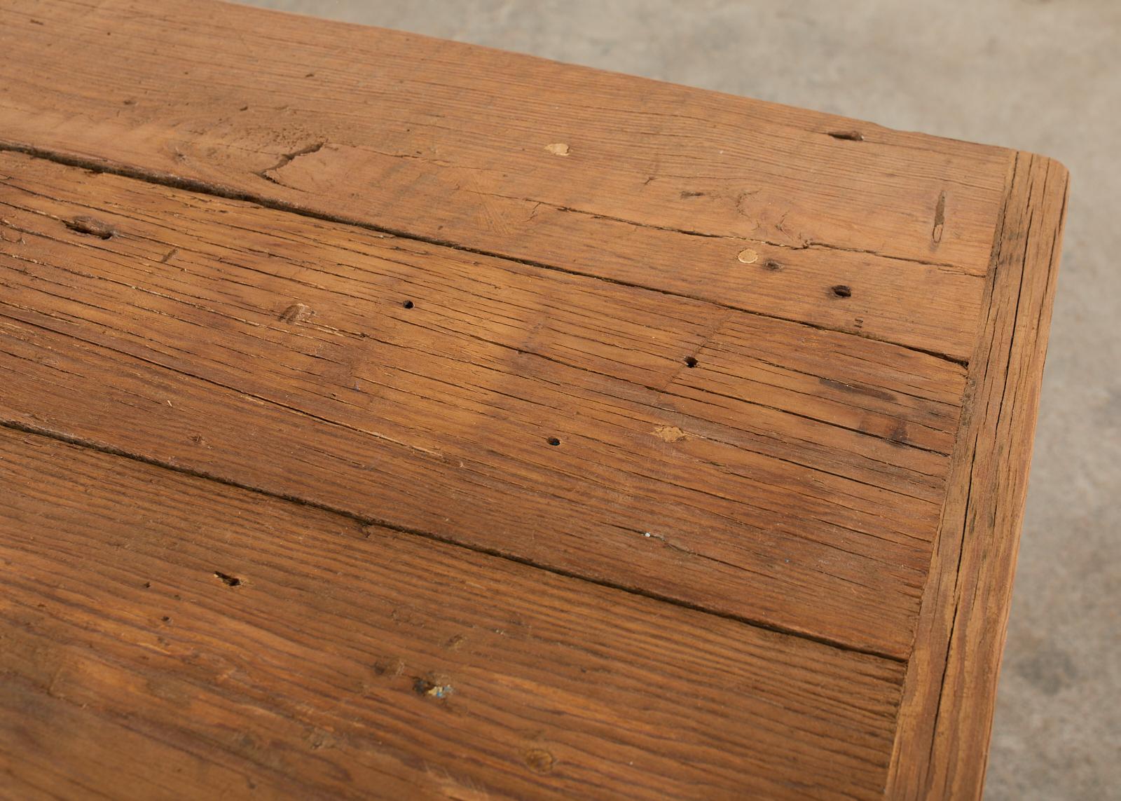 Table de salle à manger de ferme en pin de récupération américaine en vente 1