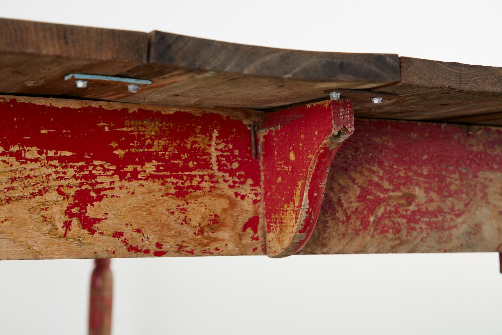 Amerikanischer Esstisch aus rot lackiertem Kiefernholz im Landhausstil  13