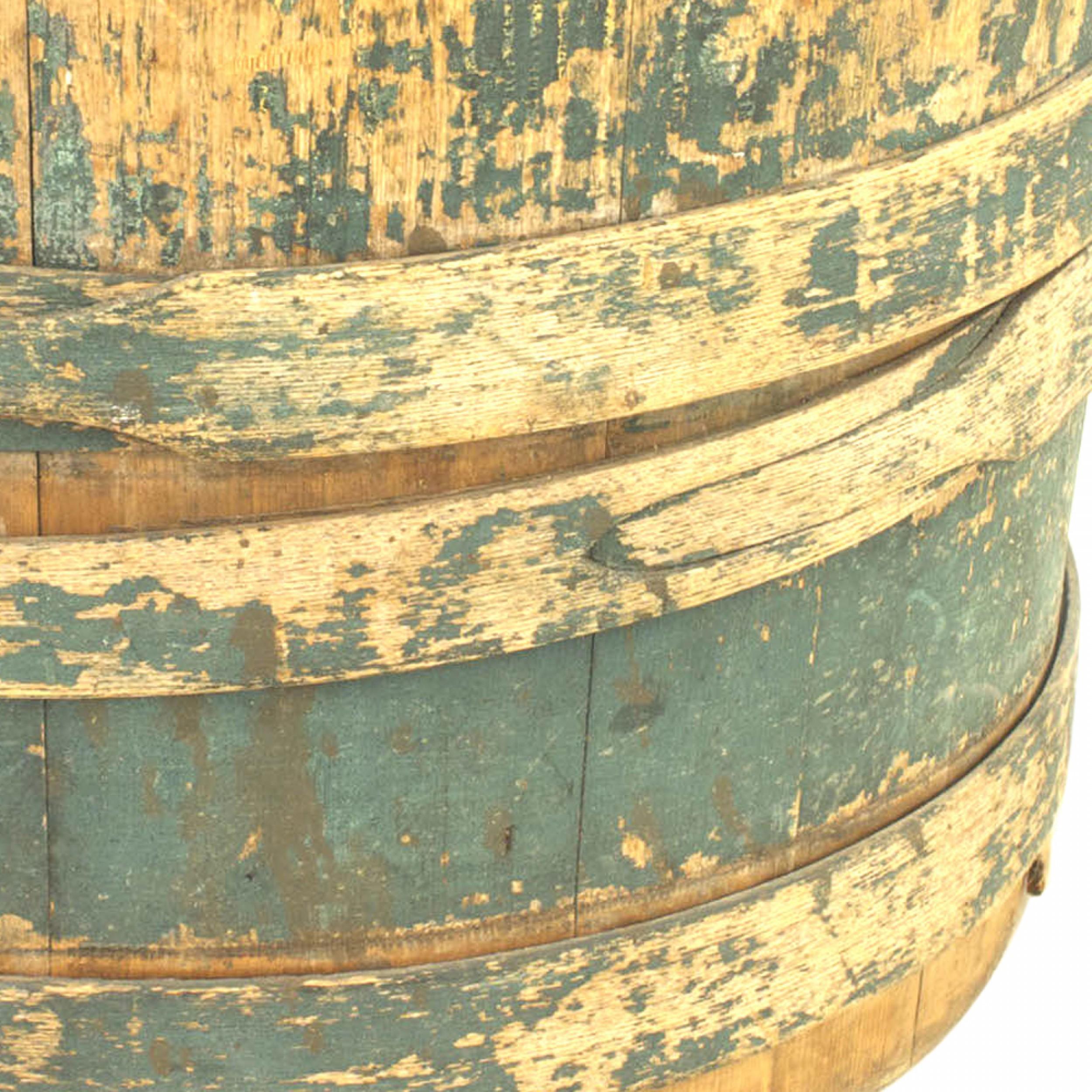 Peint à la main Seau rustique américain en vente