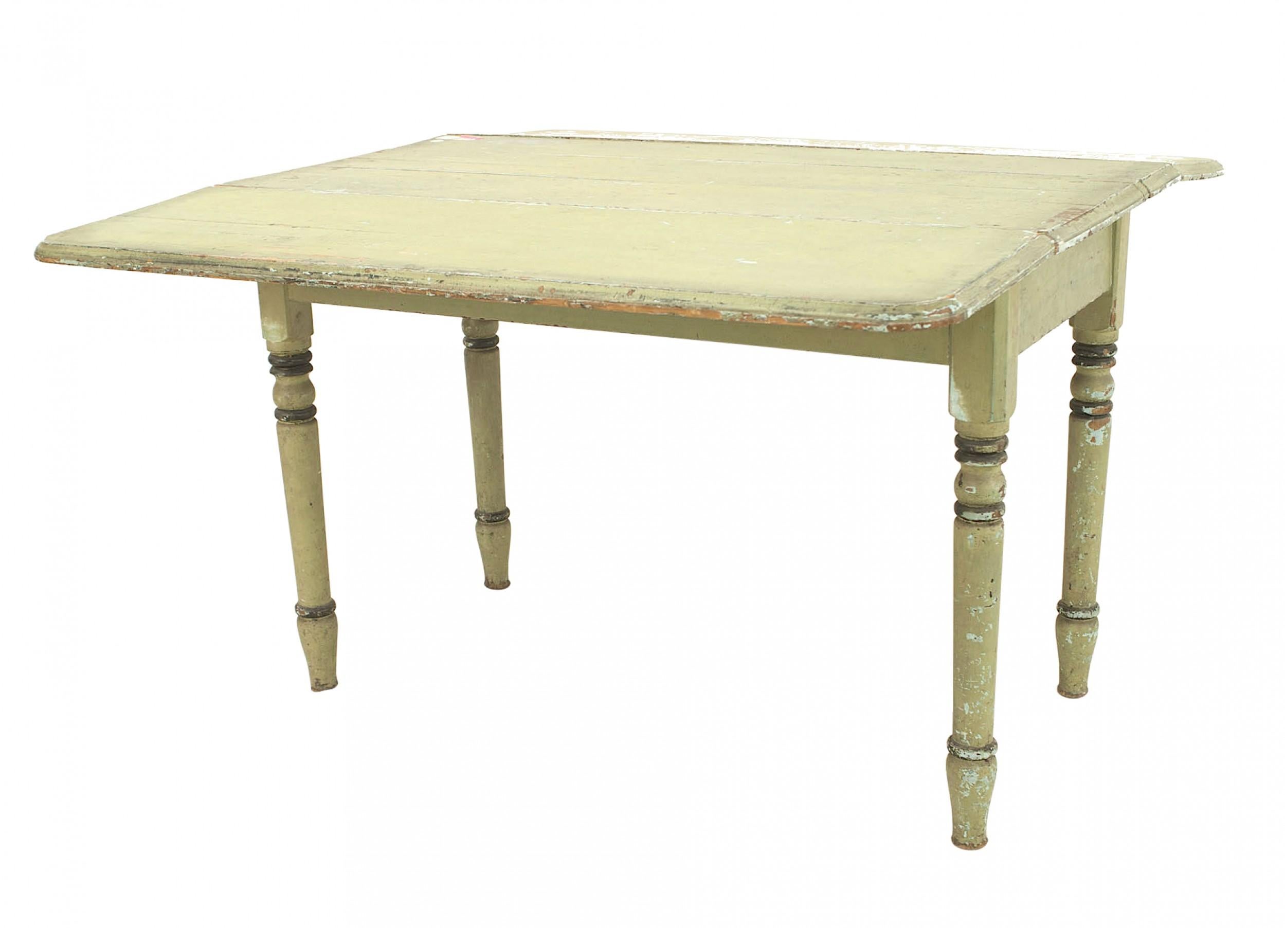 Table de salle à manger rectangulaire à feuilles tombantes de style rustique américain (19e siècle), peinte en vert antique, avec pieds tournés.