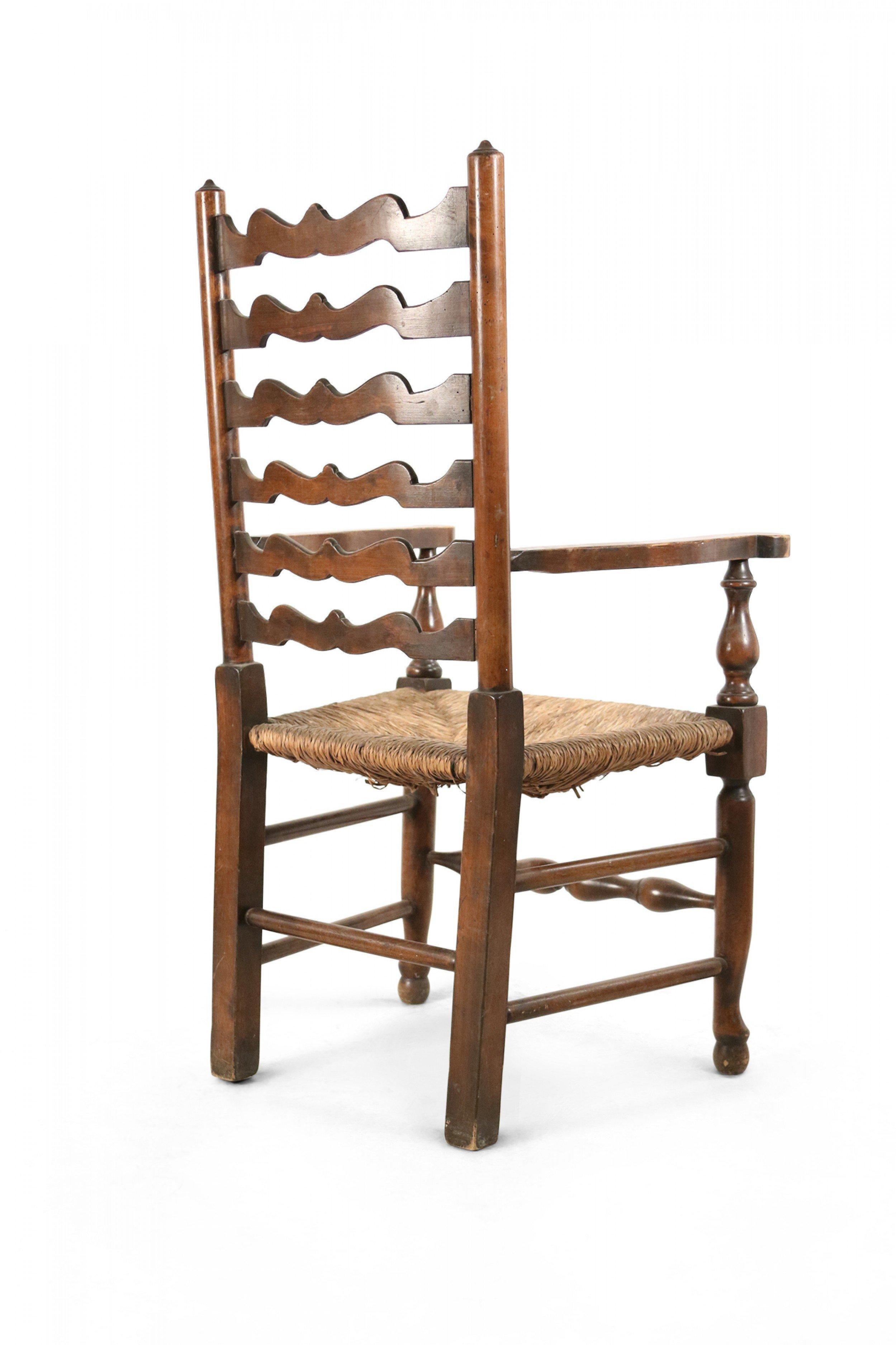 American Country Chaise d'appoint de style rustique en bois avec un dossier en échelle festonnée, une assise en jonc tressé et un châssis en forme de boîte.
 