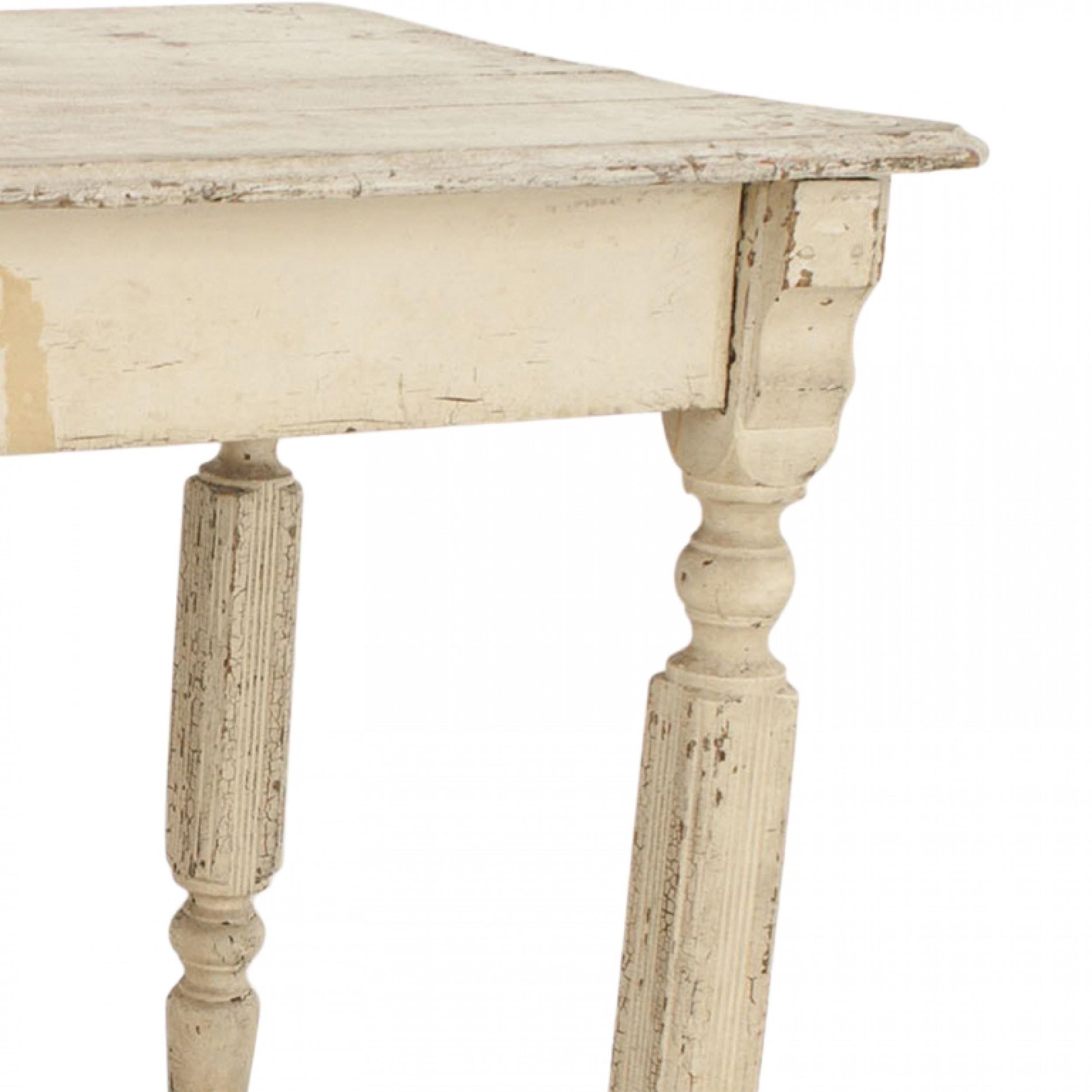 Table de salle à manger rectangulaire en pin ancien peint en blanc, de style victorien américain (19e siècle), avec des pieds carrés cannelés.