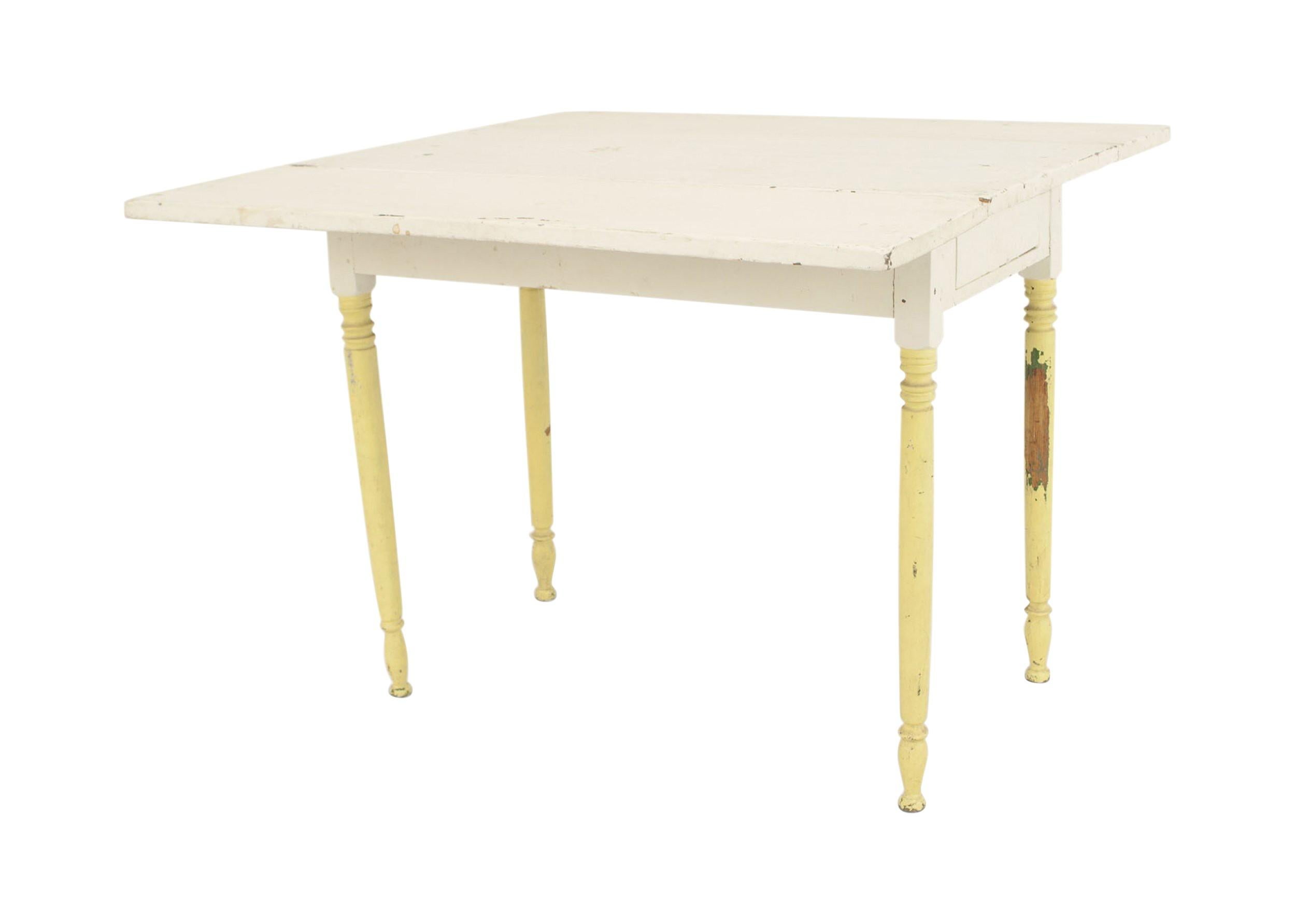Table de salle à manger rectangulaire en pin ancien peint en blanc, de style rustique américain (19e siècle), avec pieds jaunes tournés.