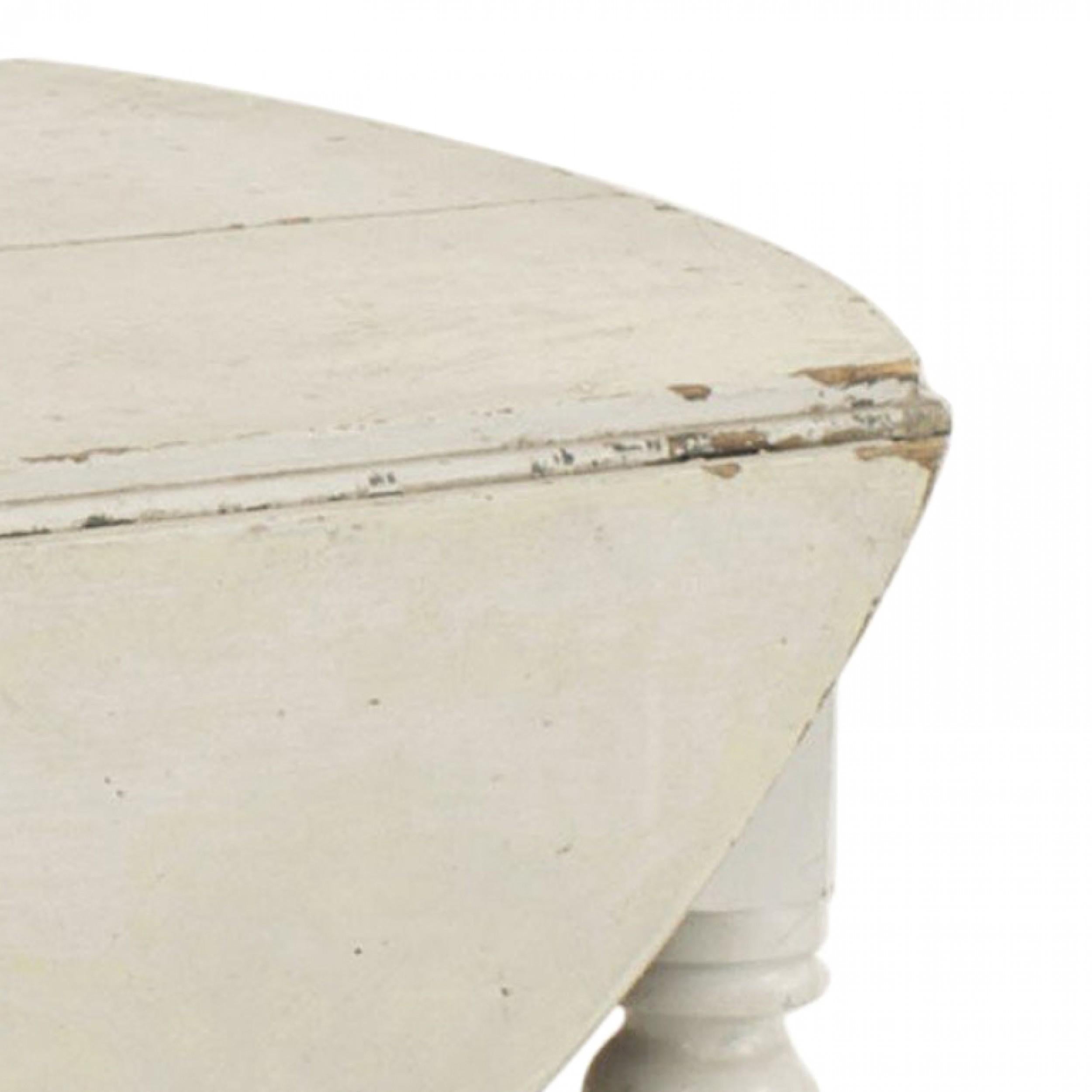 American Country Rustic White Painted Drop Leaf Table In Good Condition In Queens, NY