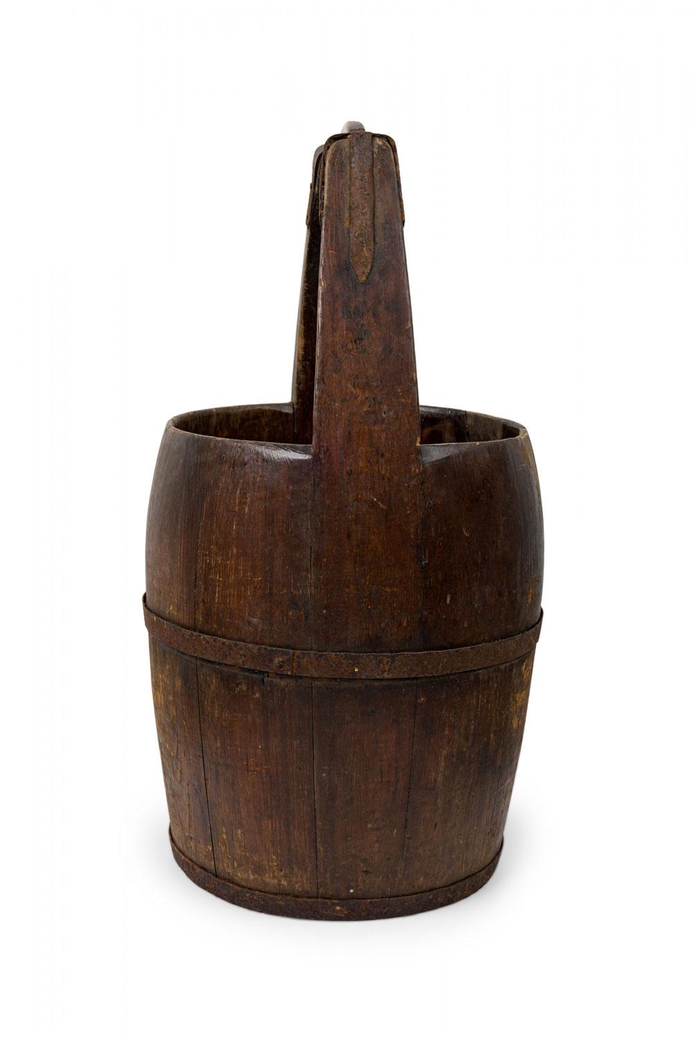 American Country / Portaombrelli a cesto in stile rustico realizzato con assi di legno con bordatura in ferro con un alto manico a cesto centrale in ferro e Wood