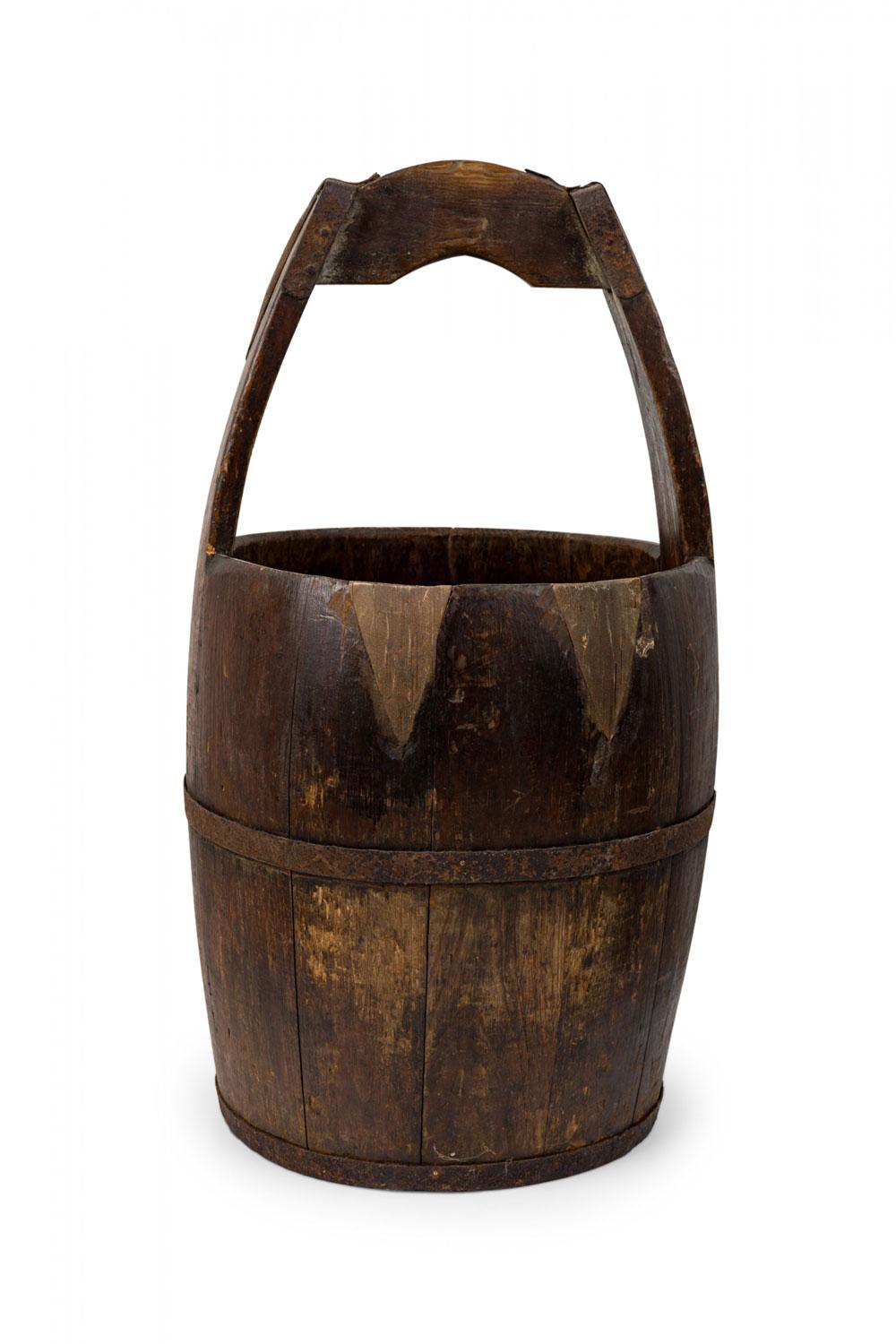 Coloniale britannico Portaombrelli rustico americano in legno e ferro con canna e cesto in vendita