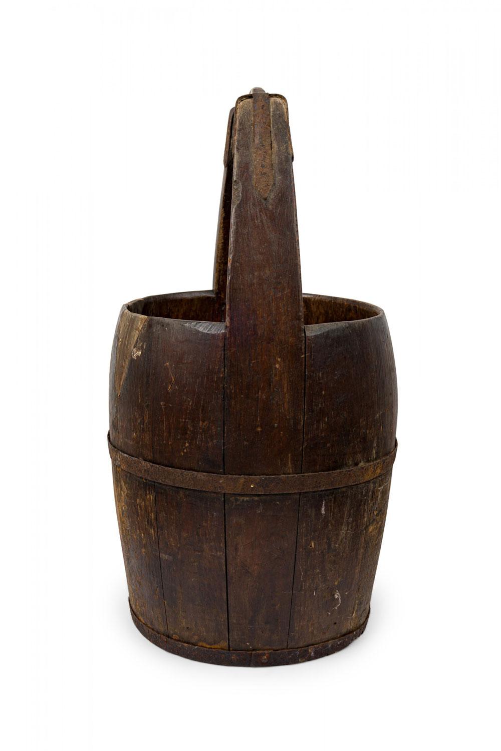 Americano Portaombrelli rustico americano in legno e ferro con canna e cesto in vendita