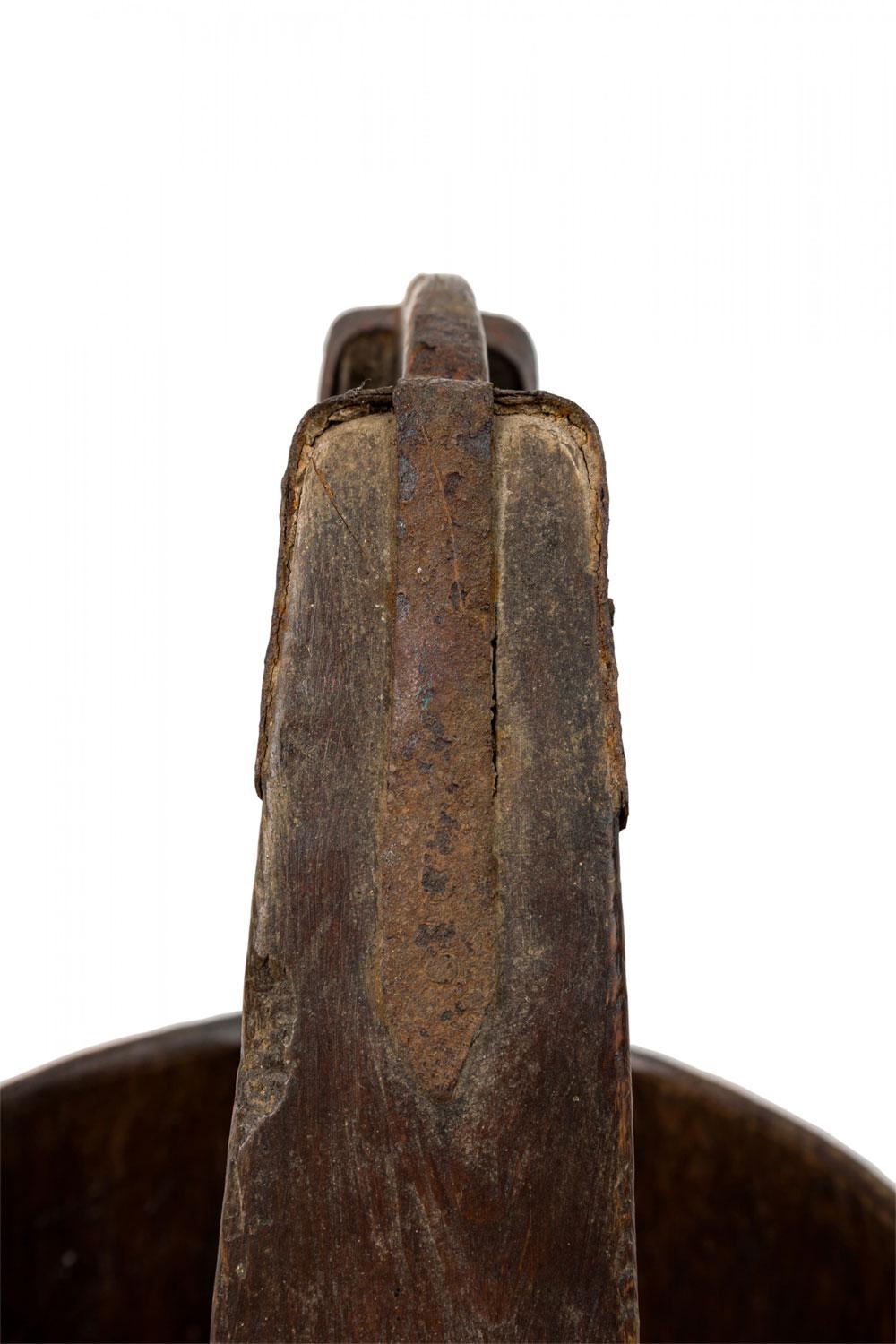 Portaombrelli rustico americano in legno e ferro con canna e cesto In condizioni buone in vendita a Queens, NY