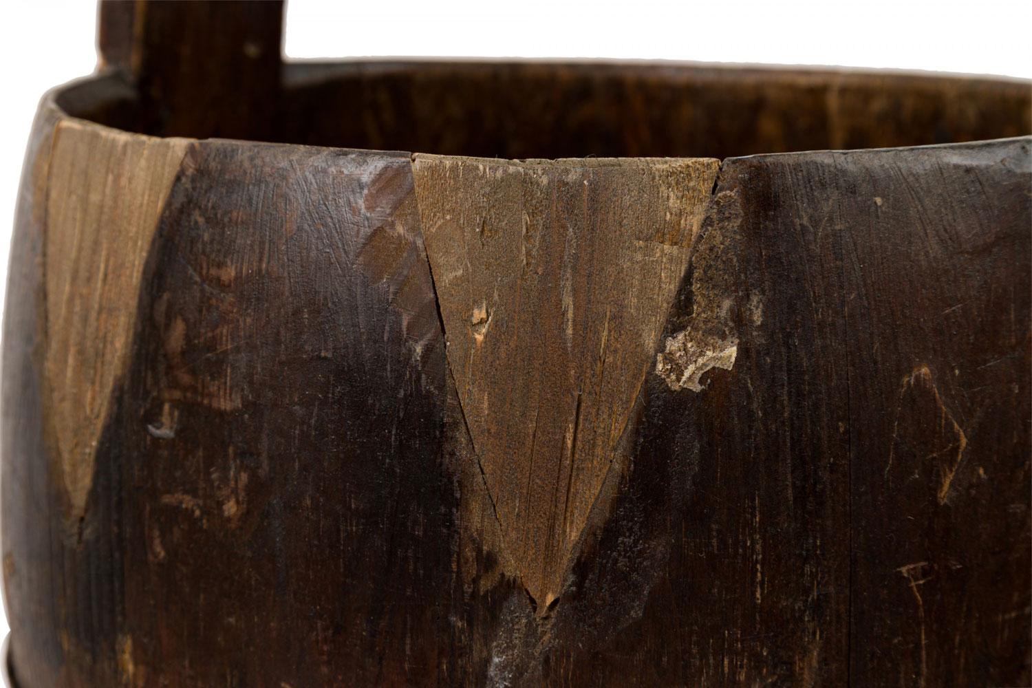 XX secolo Portaombrelli rustico americano in legno e ferro con canna e cesto in vendita