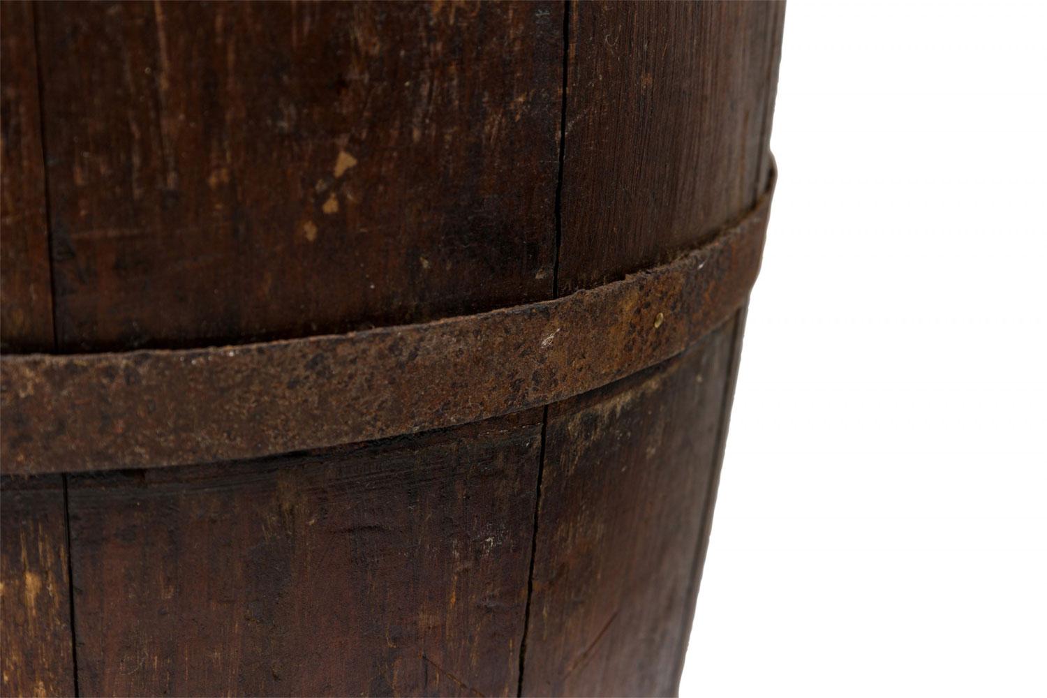 Ferro Portaombrelli rustico americano in legno e ferro con canna e cesto in vendita