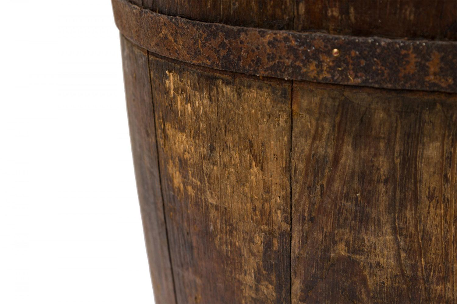 Portaombrelli rustico americano in legno e ferro con canna e cesto in vendita 1