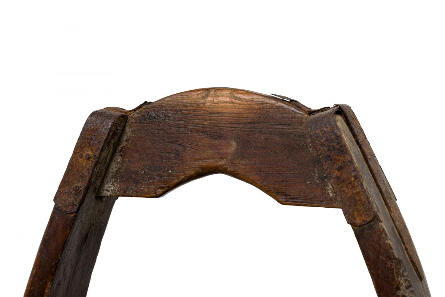 Portaombrelli rustico americano in legno e ferro con canna e cesto in vendita 2