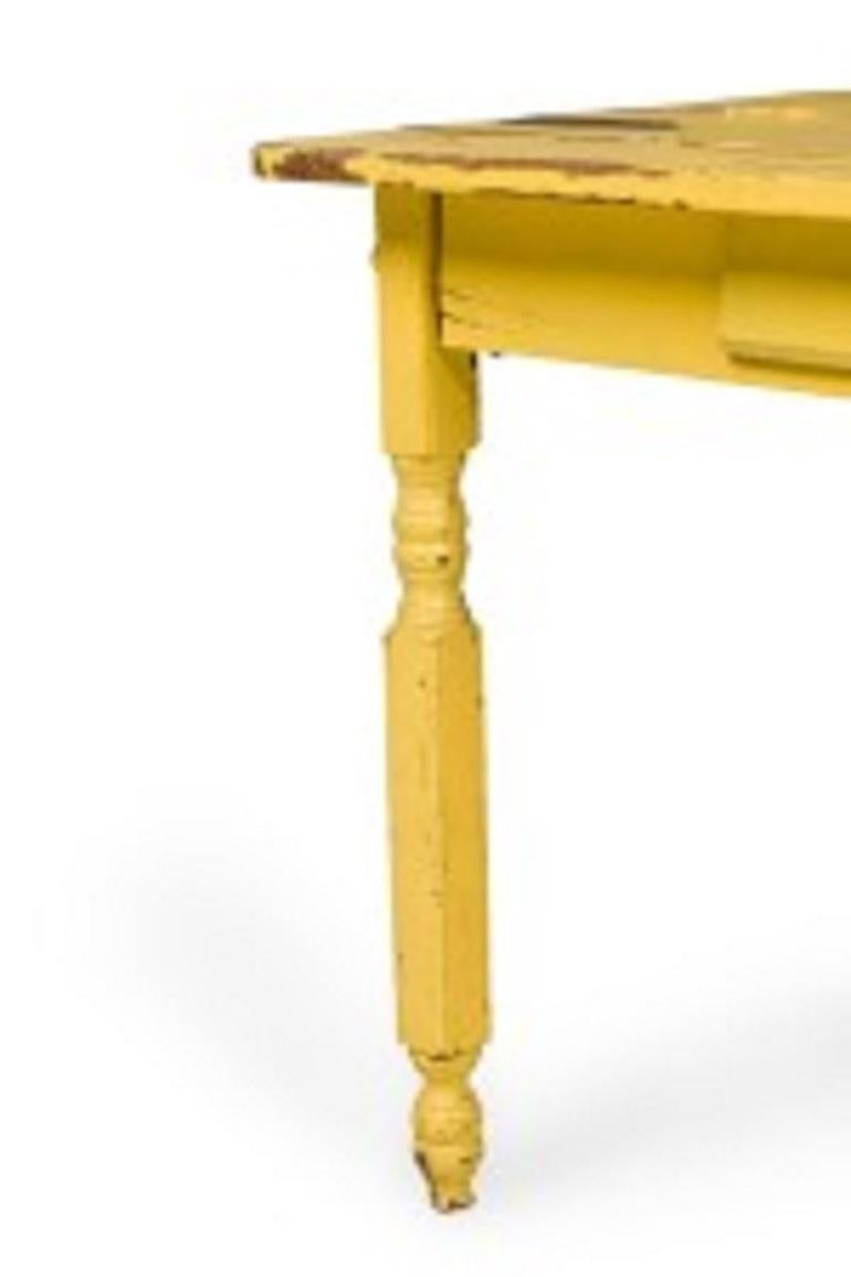 Américain Table de salle à manger de style rustique américain peinte en jaune en vente