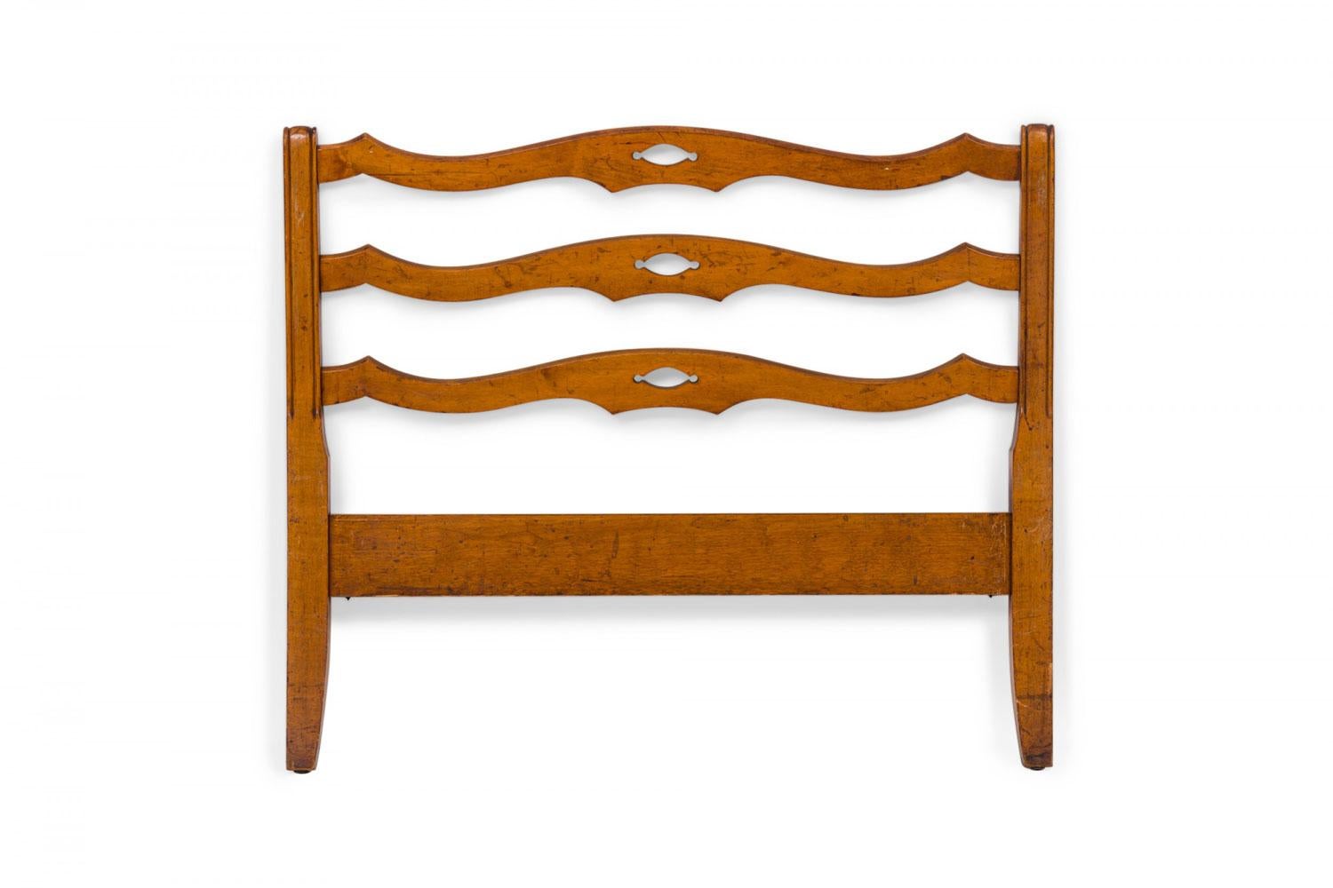 20ième siècle American Country Style Maple Twin Size Bed en vente
