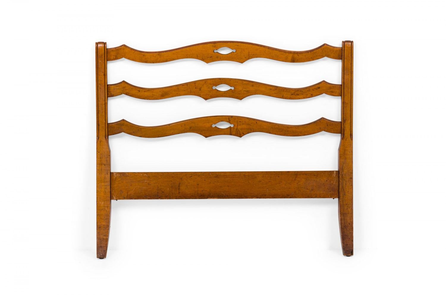 American Country Style Maple Twin Size Bed en vente 1