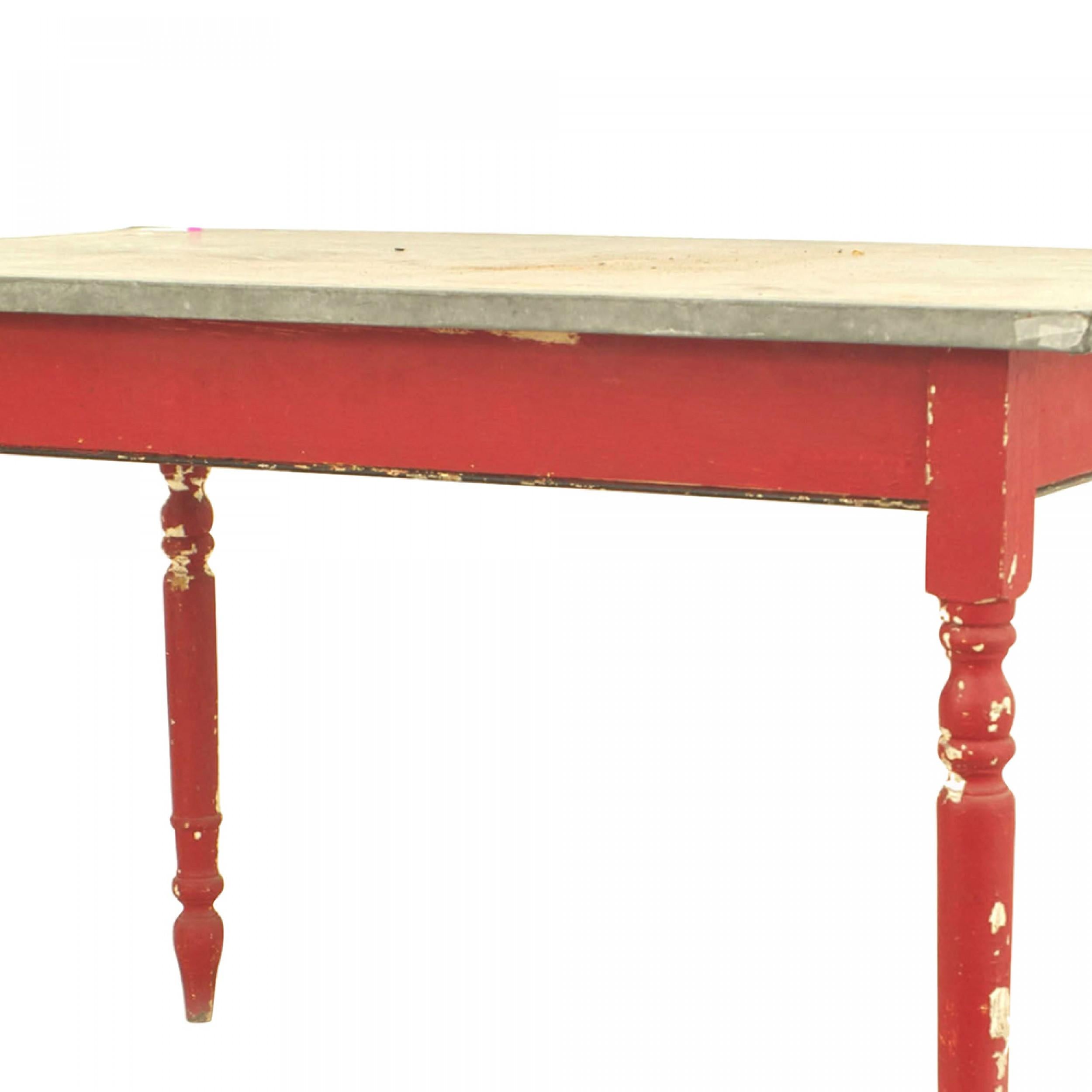 Table de travail rectangulaire de style rustique américain (19e siècle) peinte en rouge, avec un plateau en zinc et des pieds tournés.