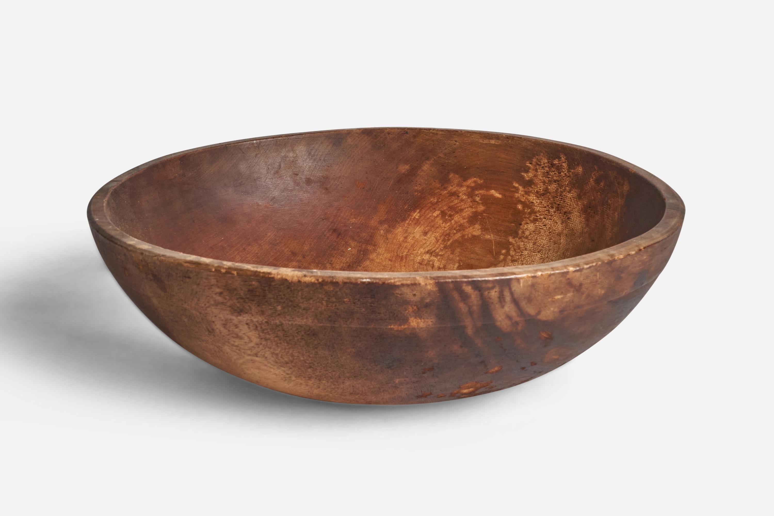 A wooden bowl produced in the US, c. 1900.