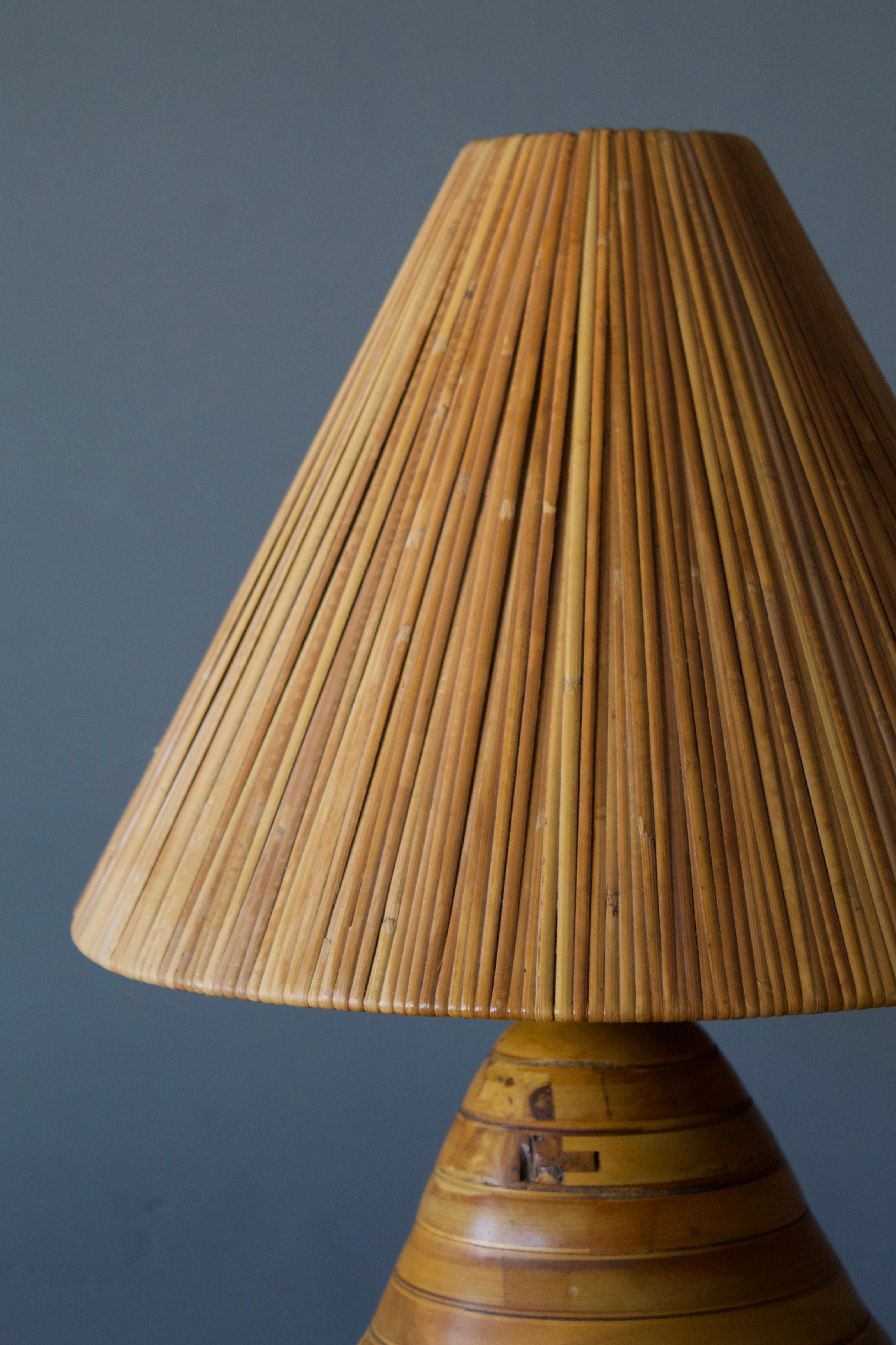 American Craft, Freeform Table Lamp, Oak, Brass, Rattan, America, 1960s In Good Condition For Sale In High Point, NC
