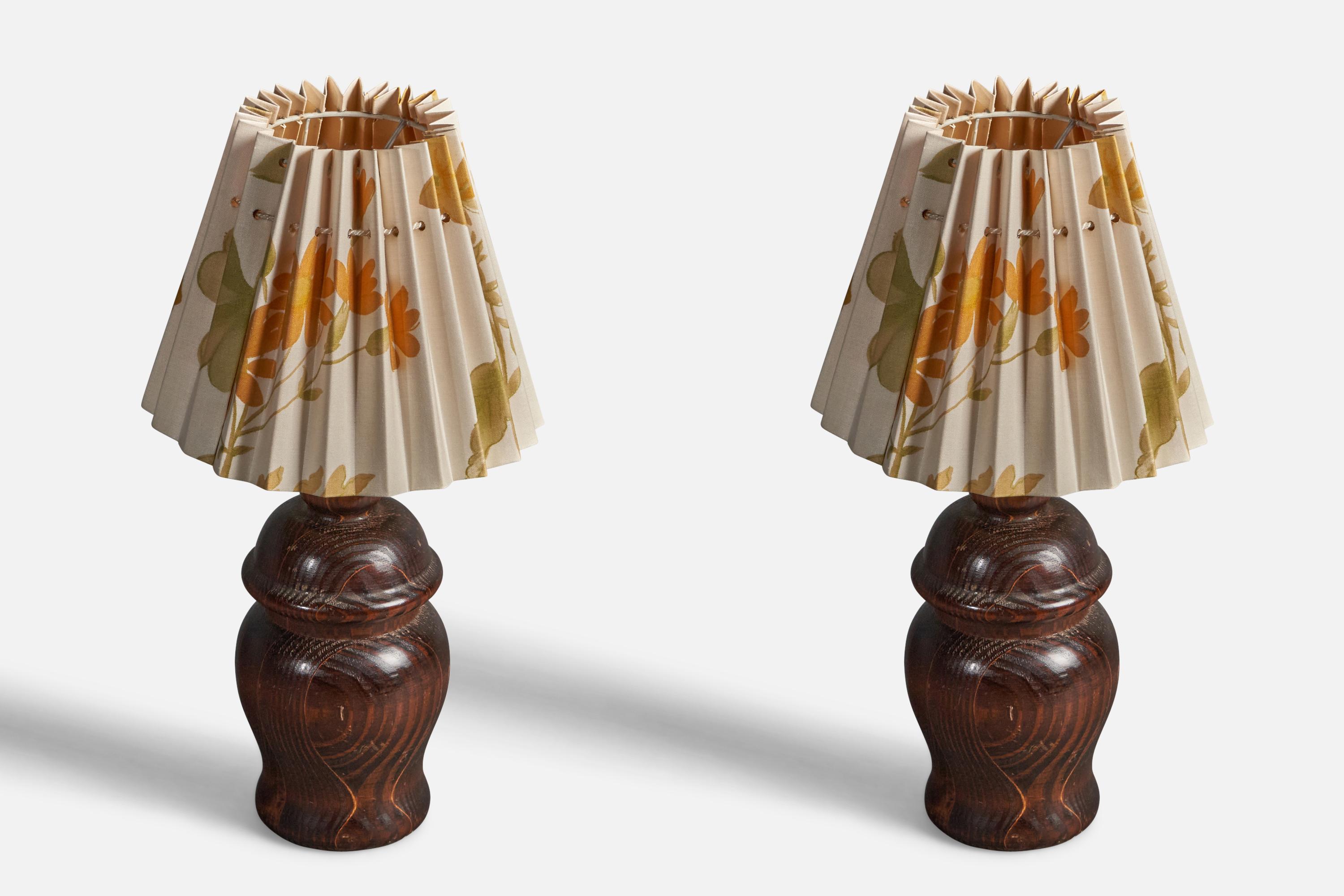 A pair of table lamps. In turned solid dark-stained pine. By unknown studio craftsman.

Sold without lampshade. Stated dimensions excluding bulbs and lampshade. Height includes socket.

Other designers of the period include Alexandre Knoll,