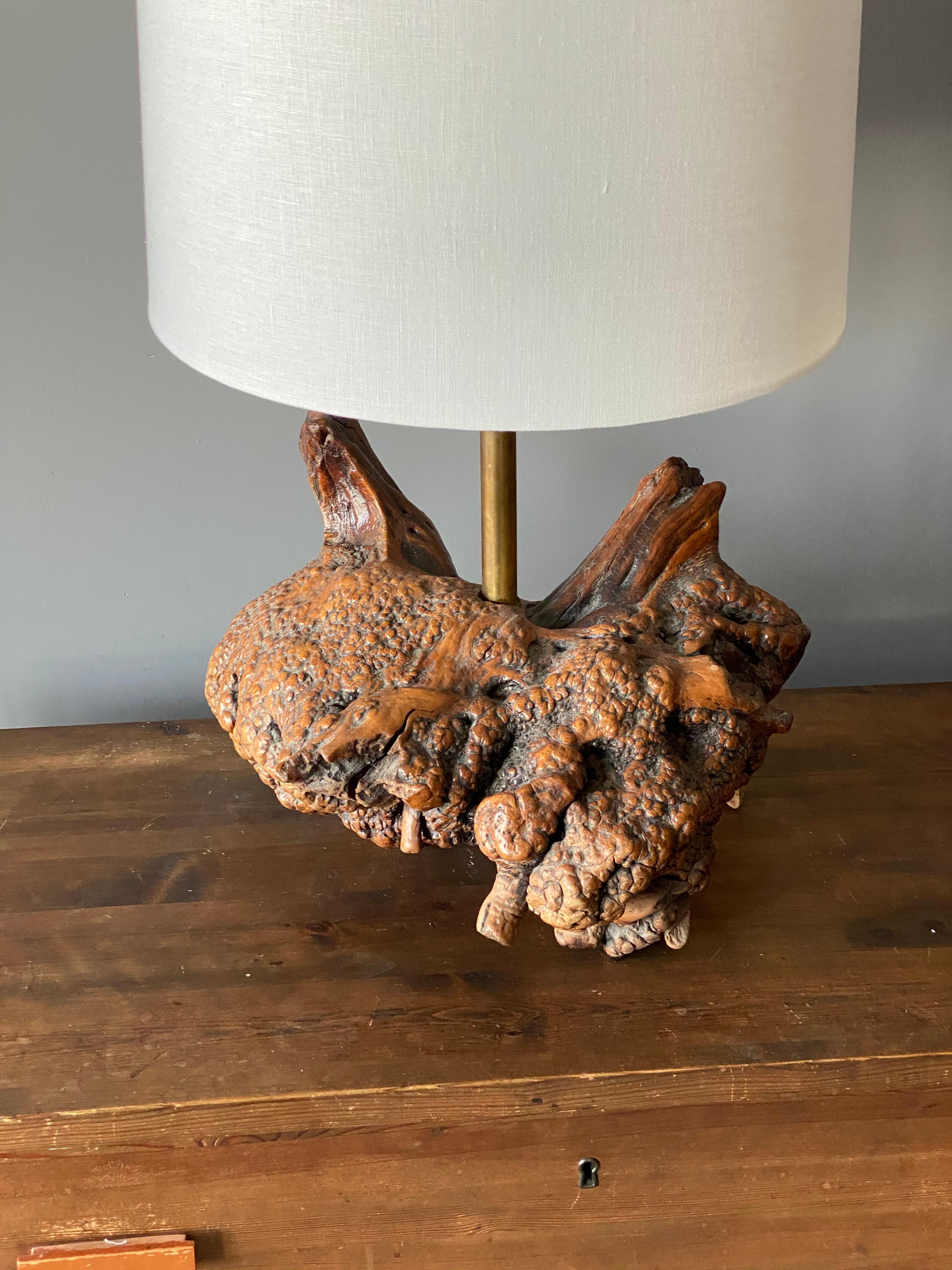 American Craft, Gran Lámpara de Mesa Orgánica, Madera de Burl, Tejido de Latón, América Años 50 Moderno de mediados de siglo