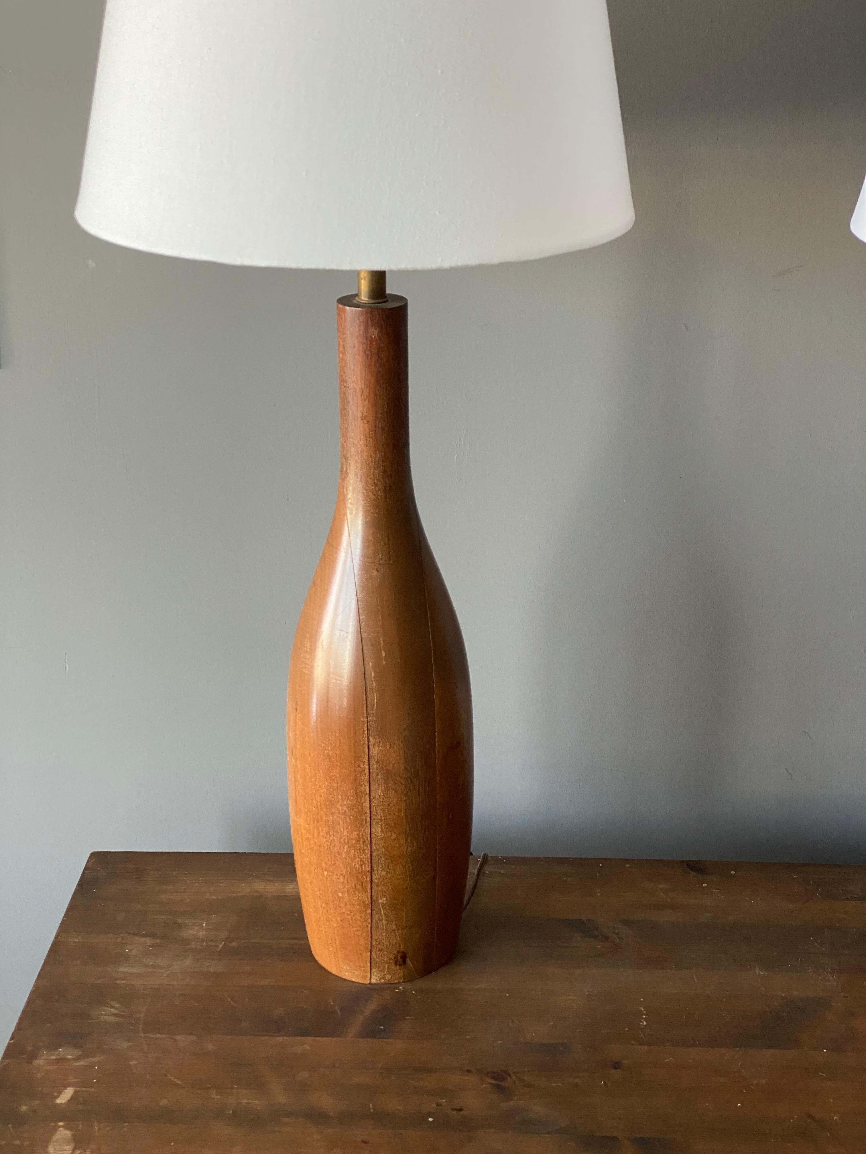 American Craft, Large Table Lamps, Brown Solid Walnut, Brass, America, 1950s In Good Condition For Sale In High Point, NC