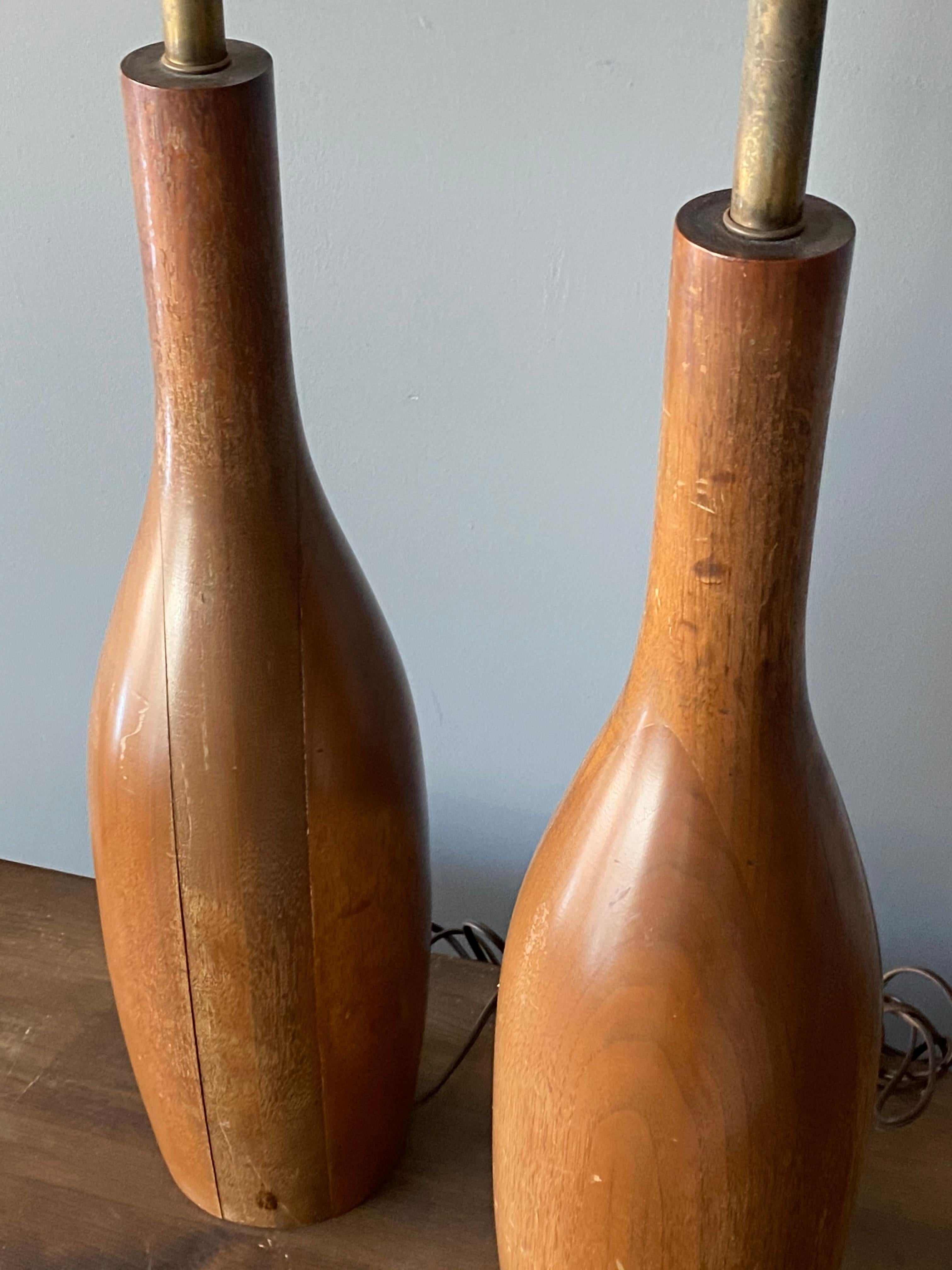 American Craft, Large Table Lamps, Brown Solid Walnut, Brass, America, 1950s For Sale 1