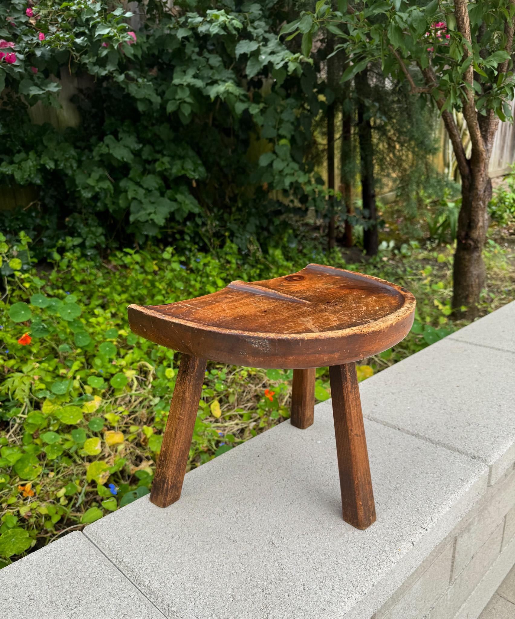 Tabouret de décharge tripode du mouvement American Craft en bois, États-Unis, vers 1950 en vente 3