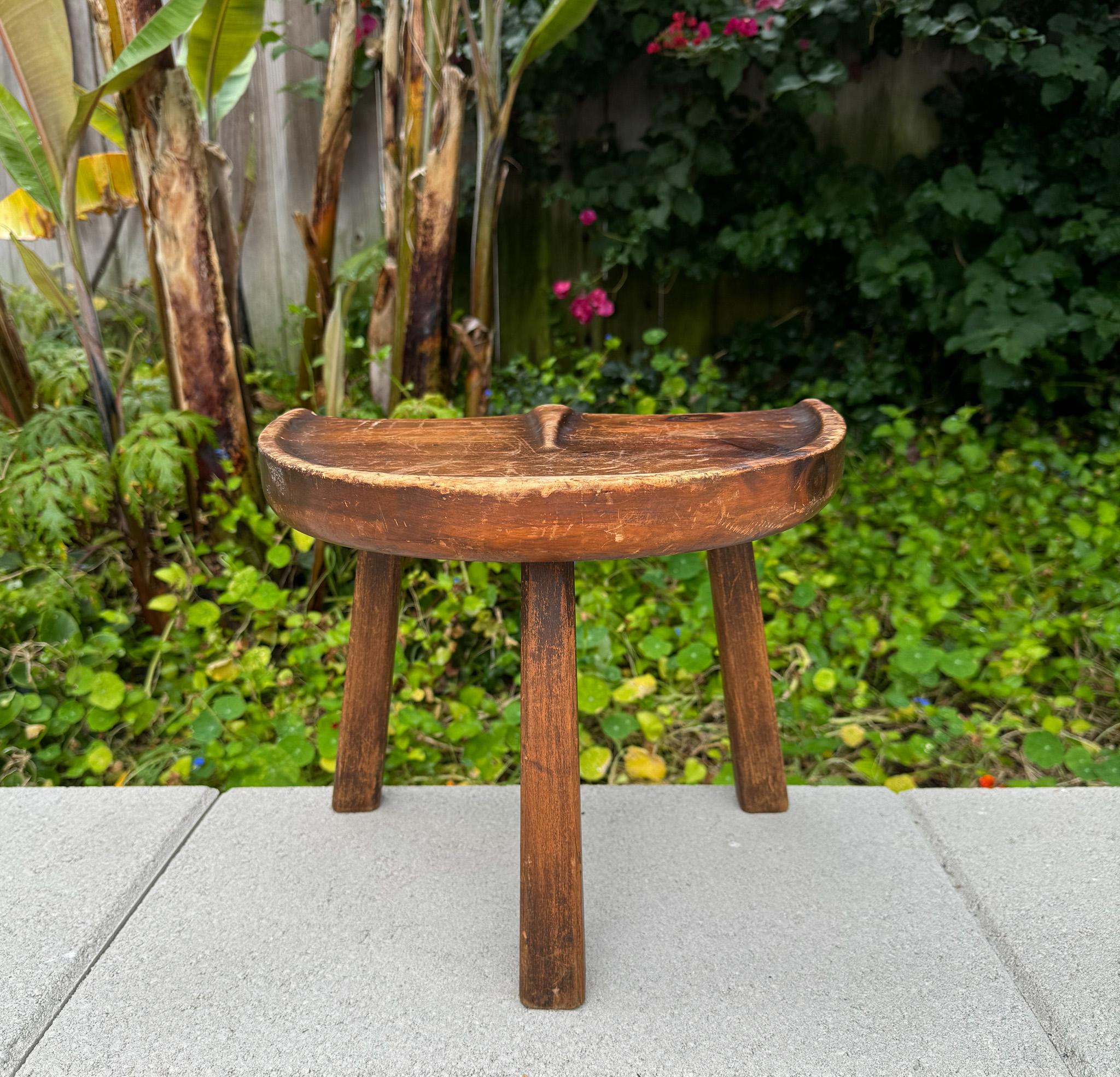 Tabouret de décharge tripode du mouvement American Craft en bois, États-Unis, vers 1950 en vente 4