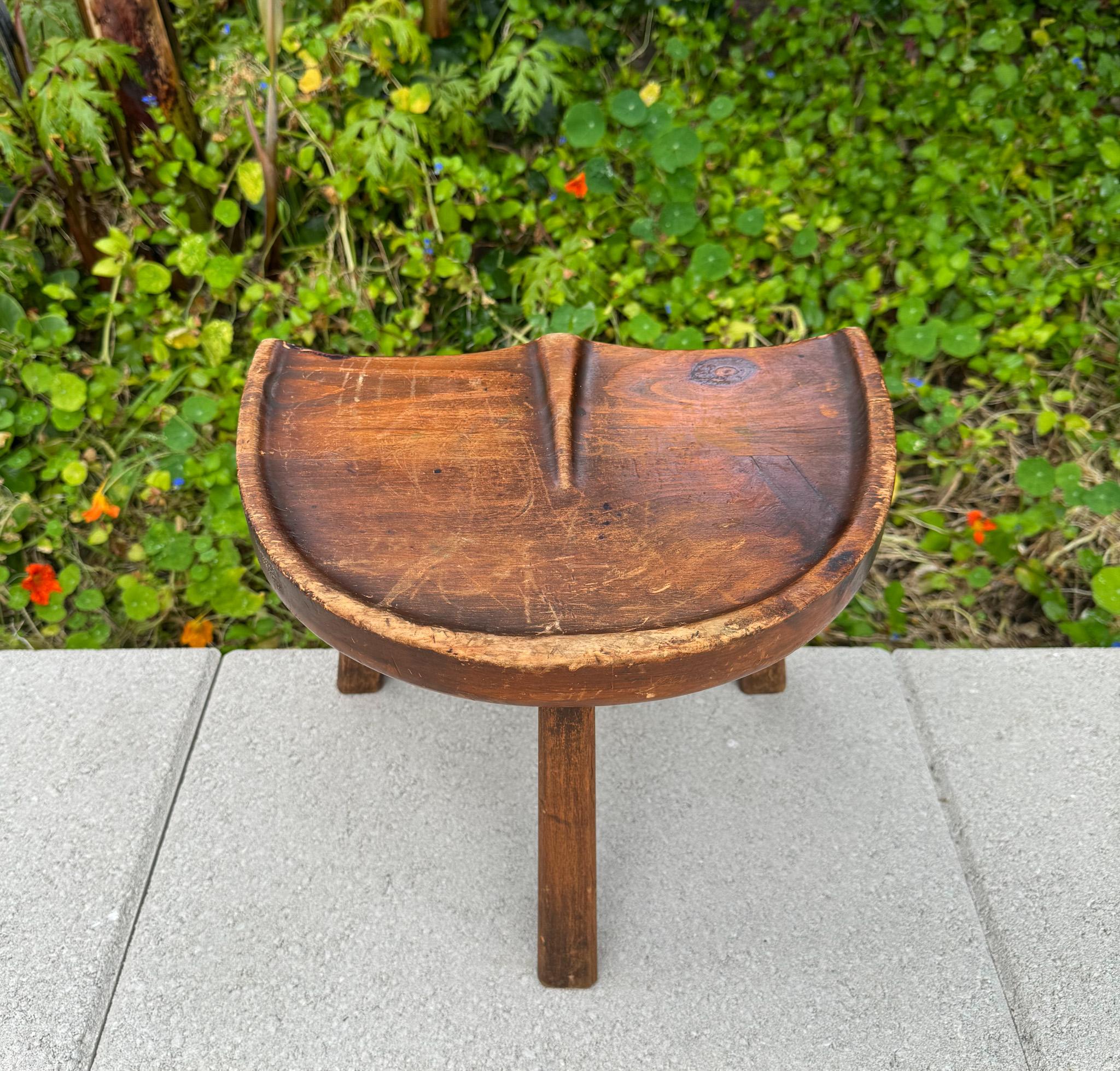 Tabouret de décharge tripode du mouvement American Craft en bois, États-Unis, vers 1950 en vente 5