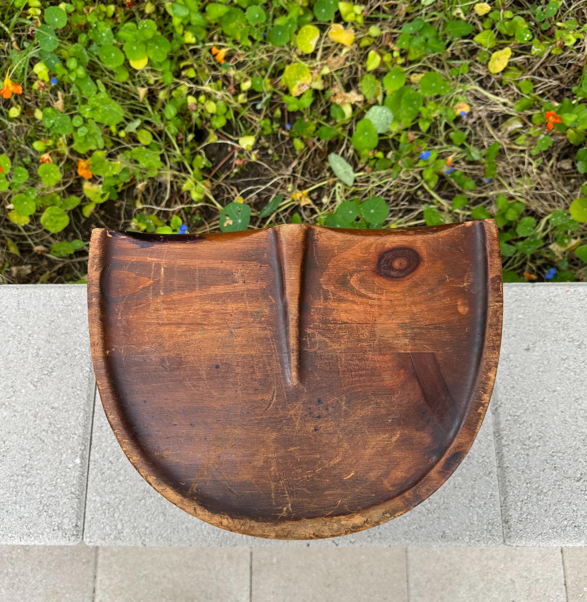 Tabouret de décharge tripode du mouvement American Craft en bois, États-Unis, vers 1950 en vente 6