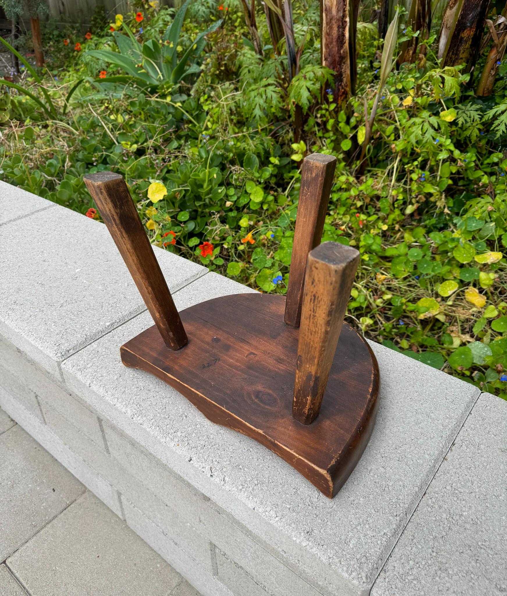 Tabouret de décharge tripode du mouvement American Craft en bois, États-Unis, vers 1950 en vente 8