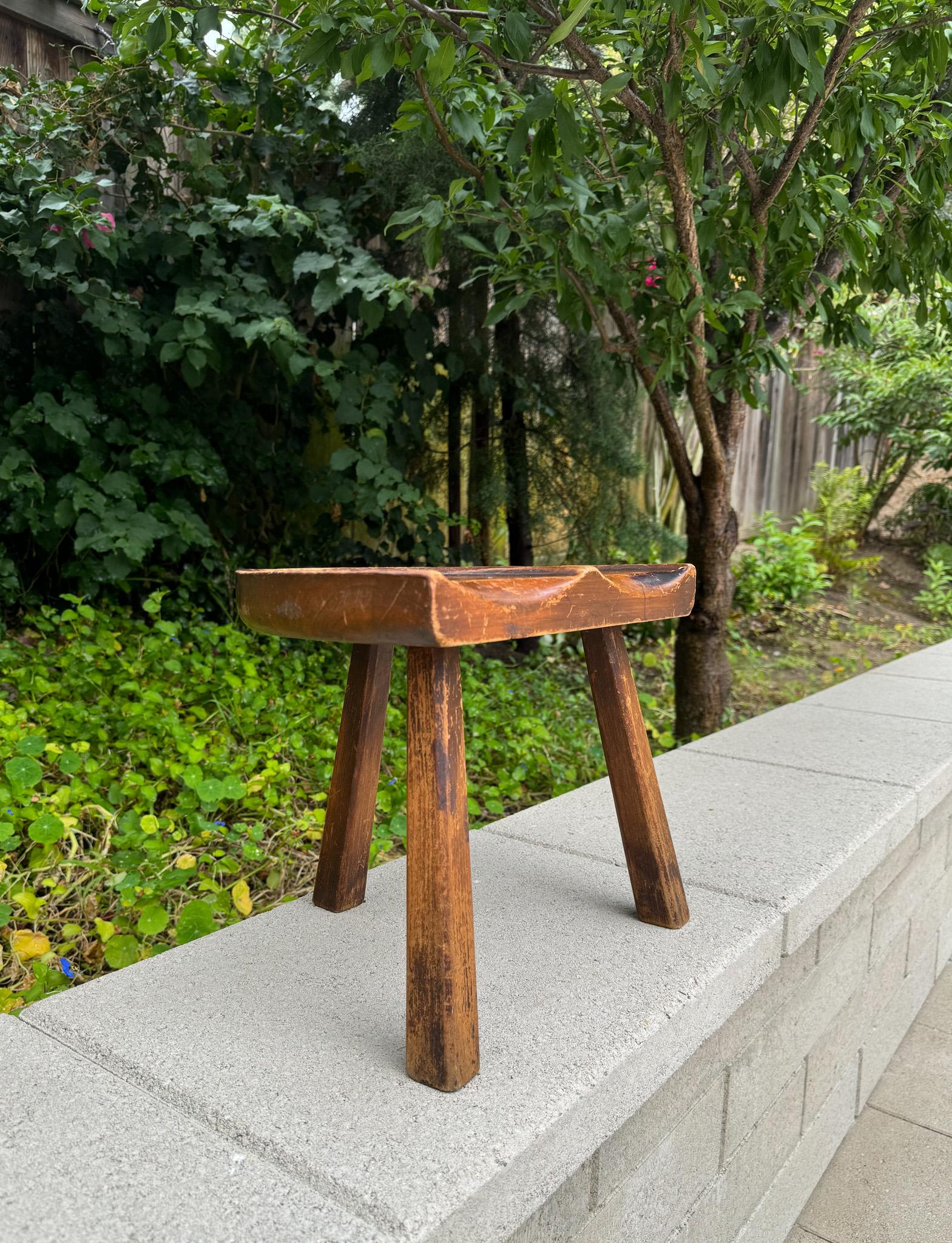 Tabouret de traite tripode en bois de l'American Craft Movement, États-Unis, c.1950.  