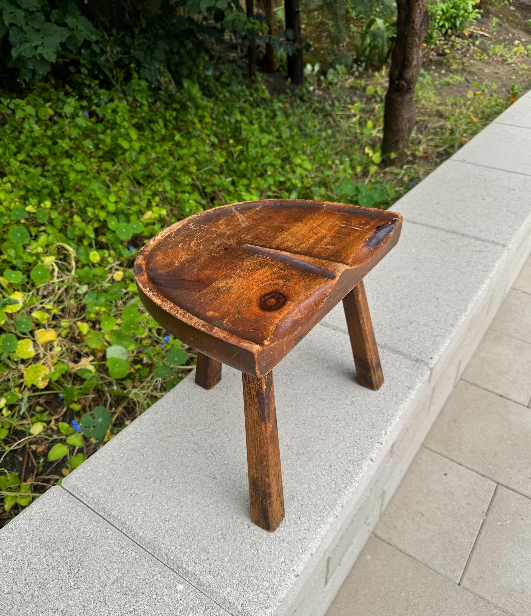 American Craftsman Tabouret de décharge tripode du mouvement American Craft en bois, États-Unis, vers 1950 en vente