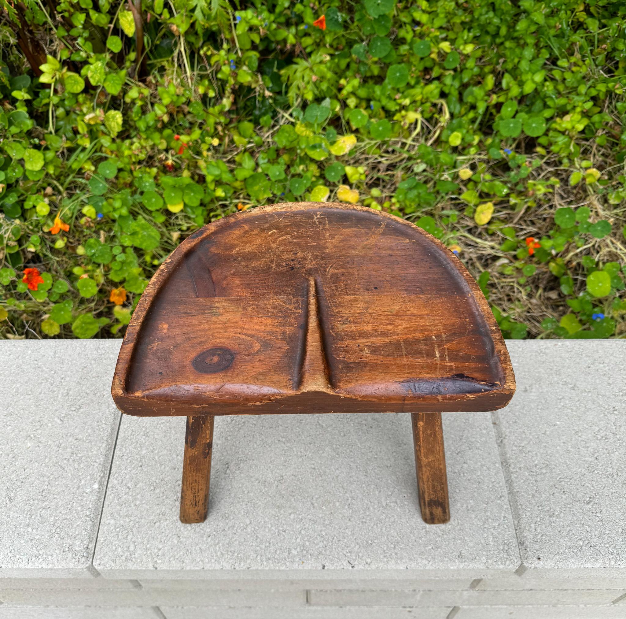 Américain Tabouret de décharge tripode du mouvement American Craft en bois, États-Unis, vers 1950 en vente