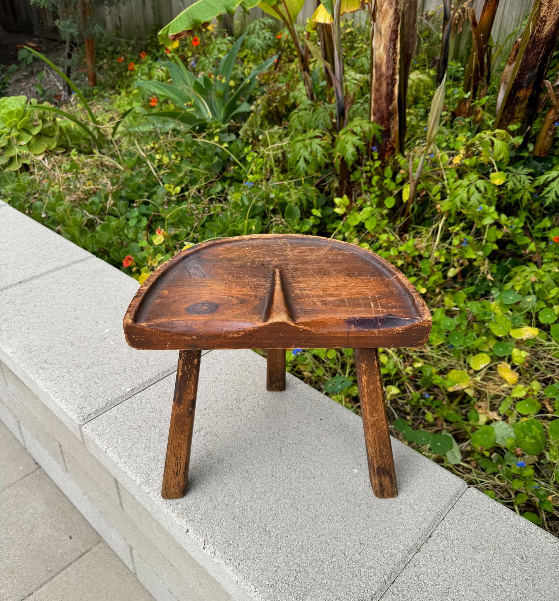 Tabouret de décharge tripode du mouvement American Craft en bois, États-Unis, vers 1950 Bon état - En vente à San Juan Capistrano, CA
