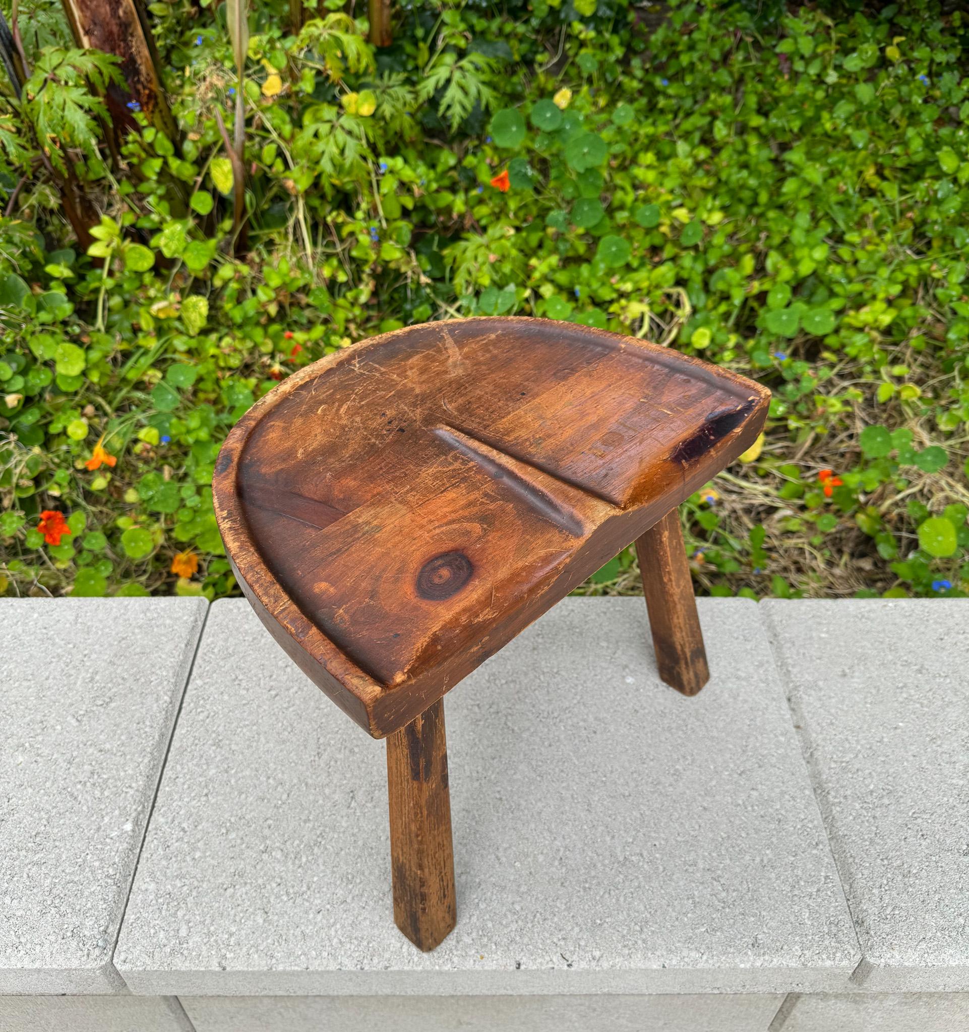 20ième siècle Tabouret de décharge tripode du mouvement American Craft en bois, États-Unis, vers 1950 en vente