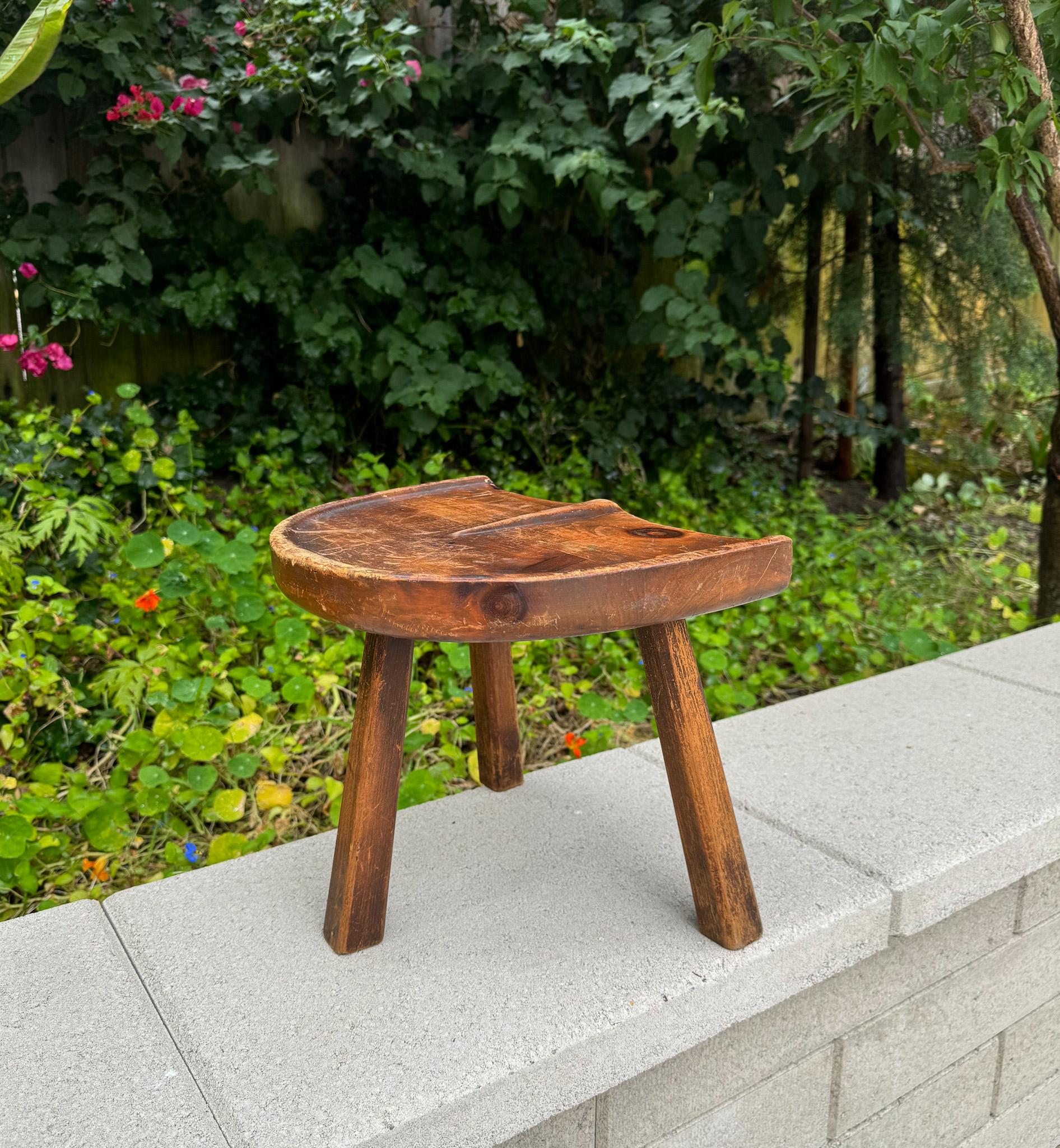 Bois Tabouret de décharge tripode du mouvement American Craft en bois, États-Unis, vers 1950 en vente