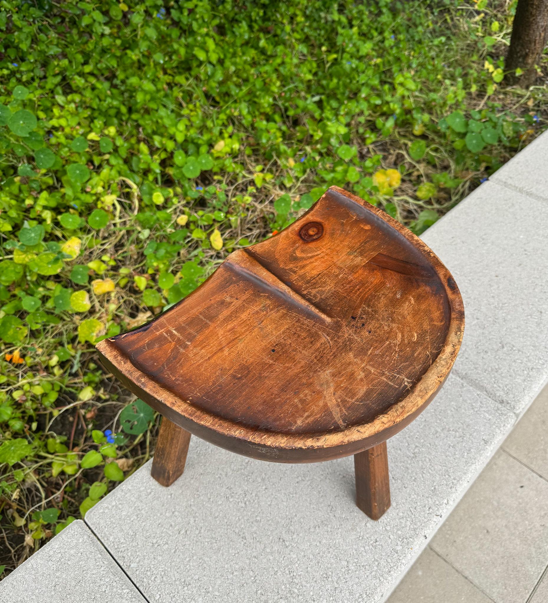 Tabouret de décharge tripode du mouvement American Craft en bois, États-Unis, vers 1950 en vente 1