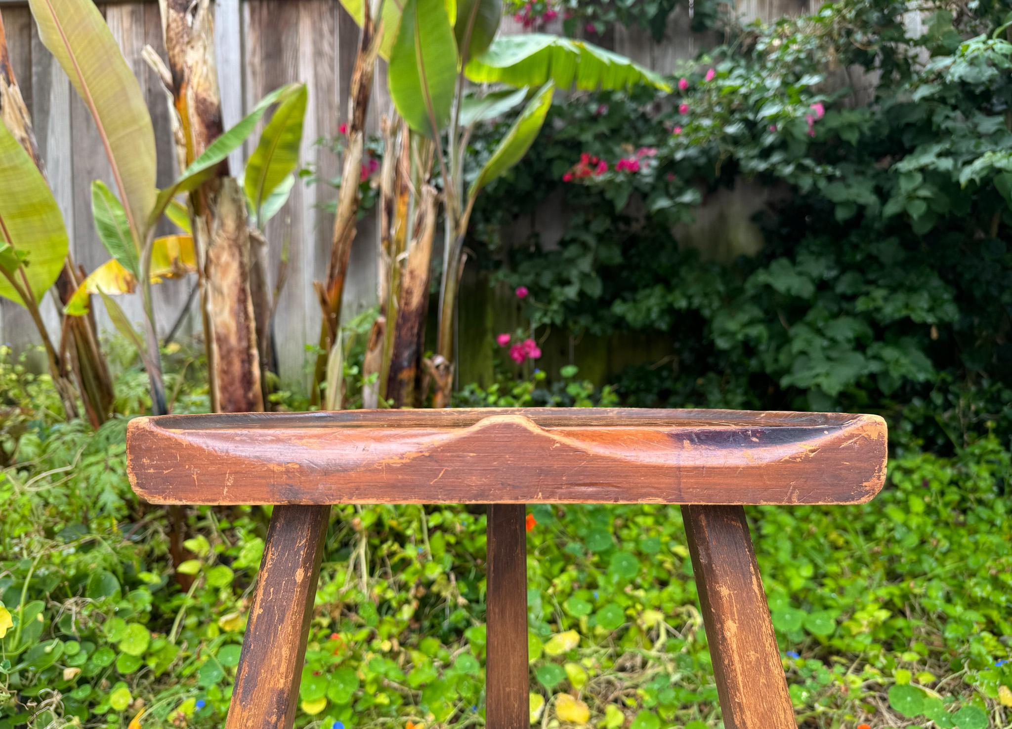 Tabouret de décharge tripode du mouvement American Craft en bois, États-Unis, vers 1950 en vente 2