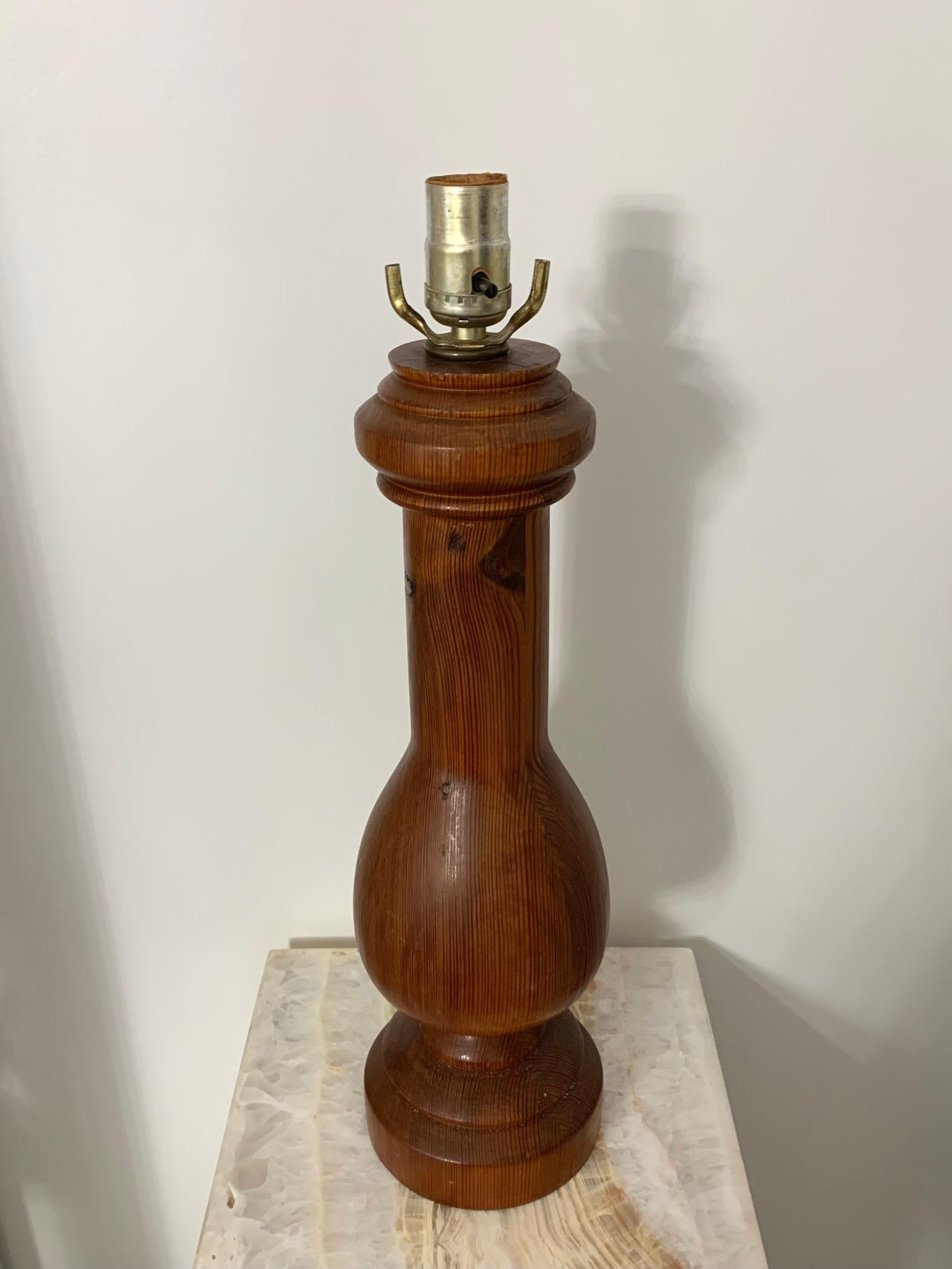 American Craftsman American Craft, lampe de bureau en bois tourné récupéré, années 1970 en vente